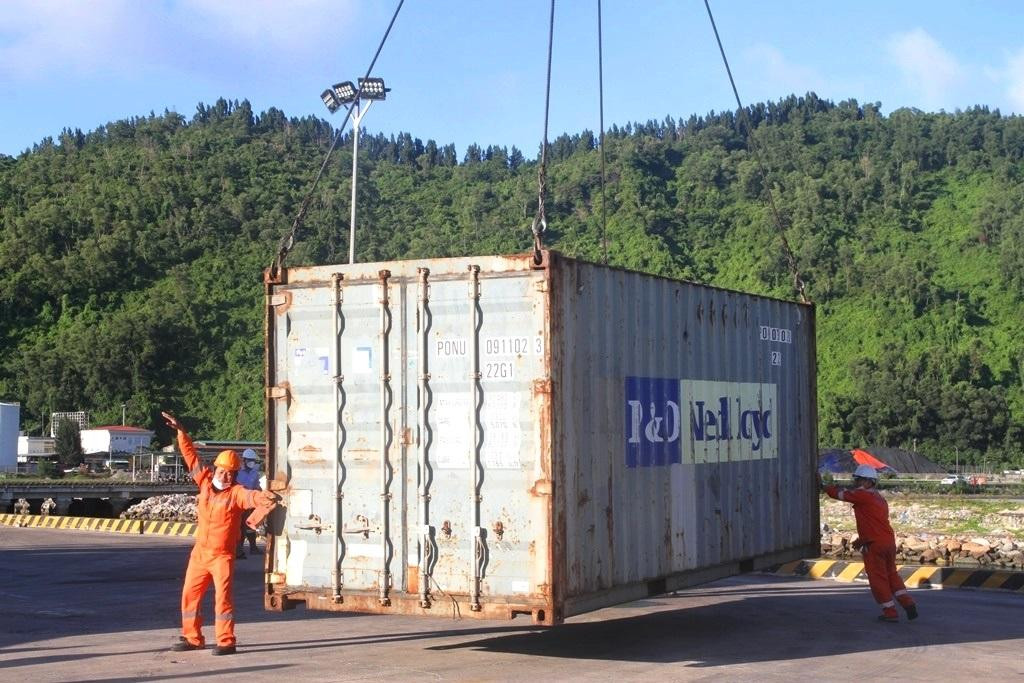 Những thùng container tiếp theo được cẩu xuống.
