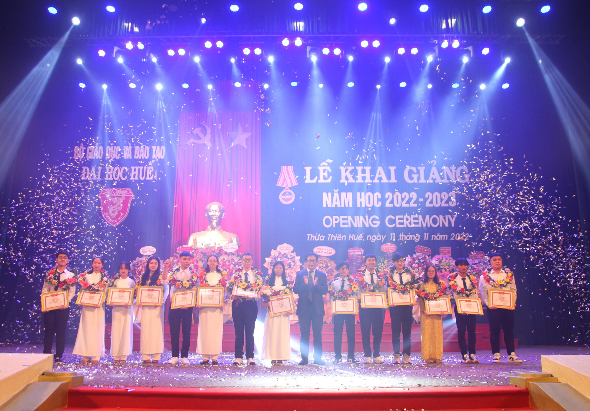 2 thủ khoa Đại học Huế và 12 thủ khoa các trường Đại học thành viên; Trường, Khoa và Phân hiệu trực thuộc Đại học Huế nhận bằng khen kèm phần thưởng 15 triệu đồng/em/thủ khoa Đại học Huế và 5 triệu đồng/em/thủ khoa các trường. 2 thủ khoa Đại học Huế và 12 thủ khoa các trường Đại học thành viên; Trường, Khoa và Phân hiệu trực thuộc Đại học Huế nhận bằng khen kèm phần thưởng 15 triệu đồng/em/thủ khoa Đại học Huế và 5 triệu đồng/em/thủ khoa các trường.