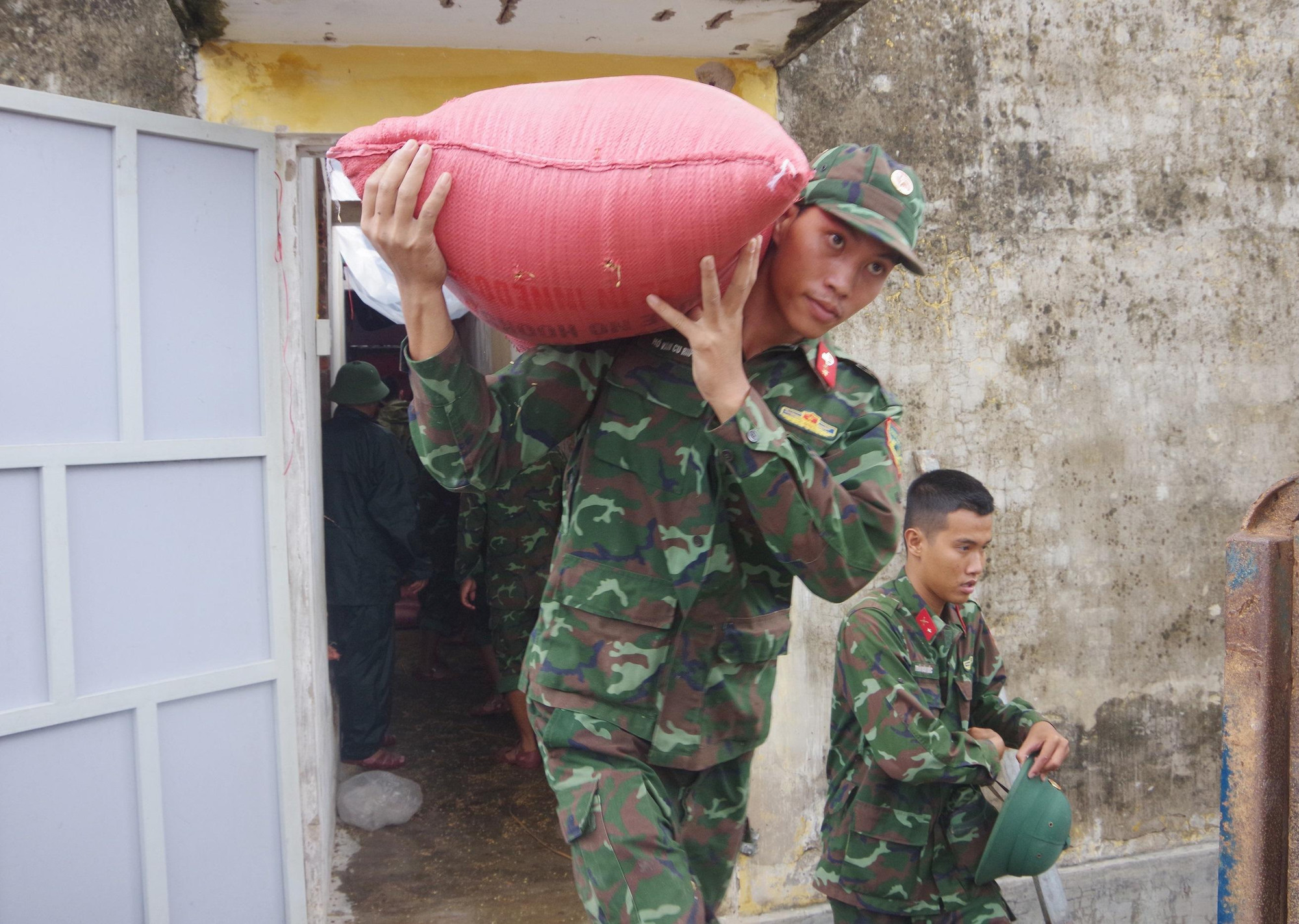 Ngoài huyện Phú Vang, tại các nơi khác, các chiến sĩ chuyển gạo từ kho dự trữ lương thực để phân phát cho người dân. Hình ảnh tại huyện Quảng Điền trong ngày 28/9.