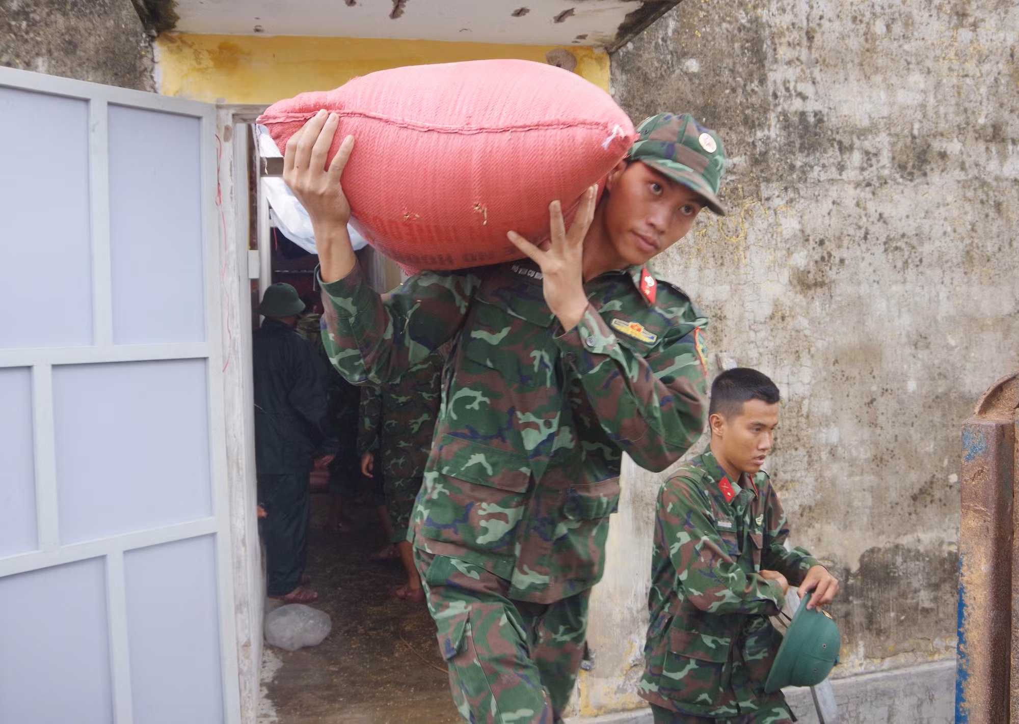Ngoài huyện Phú Vang, tại các nơi khác, các chiến sĩ chuyển gạo từ kho dự trữ lương thực để phân phát cho người dân. Hình ảnh tại huyện Quảng Điền trong ngày 28/9. Ngoài huyện Phú Vang, tại các nơi khác, các chiến sĩ chuyển gạo từ kho dự trữ lương thực để phân phát cho người dân. Hình ảnh tại huyện Quảng Điền trong ngày 28/9.