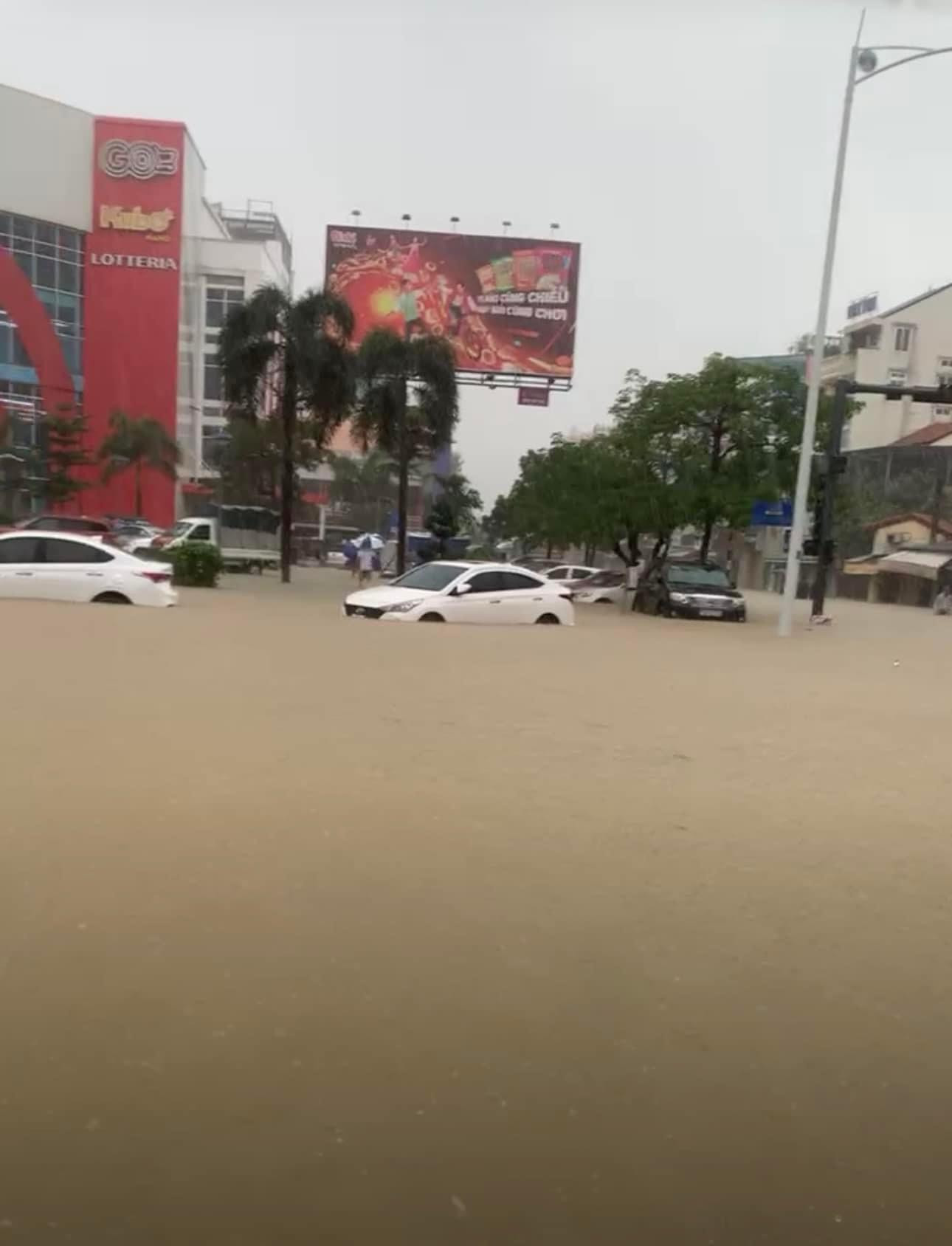 Trung tâm TP Huế đoạn siêu thị GO chìm trong lũ.