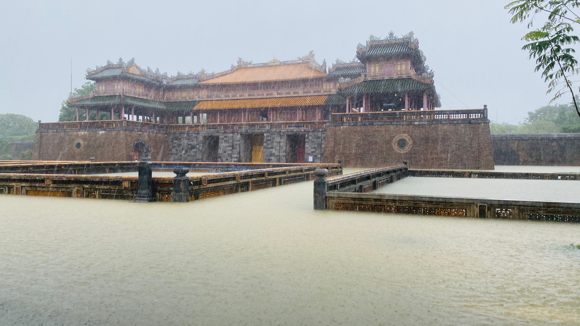 Đại Nội Huế trong biển nước.