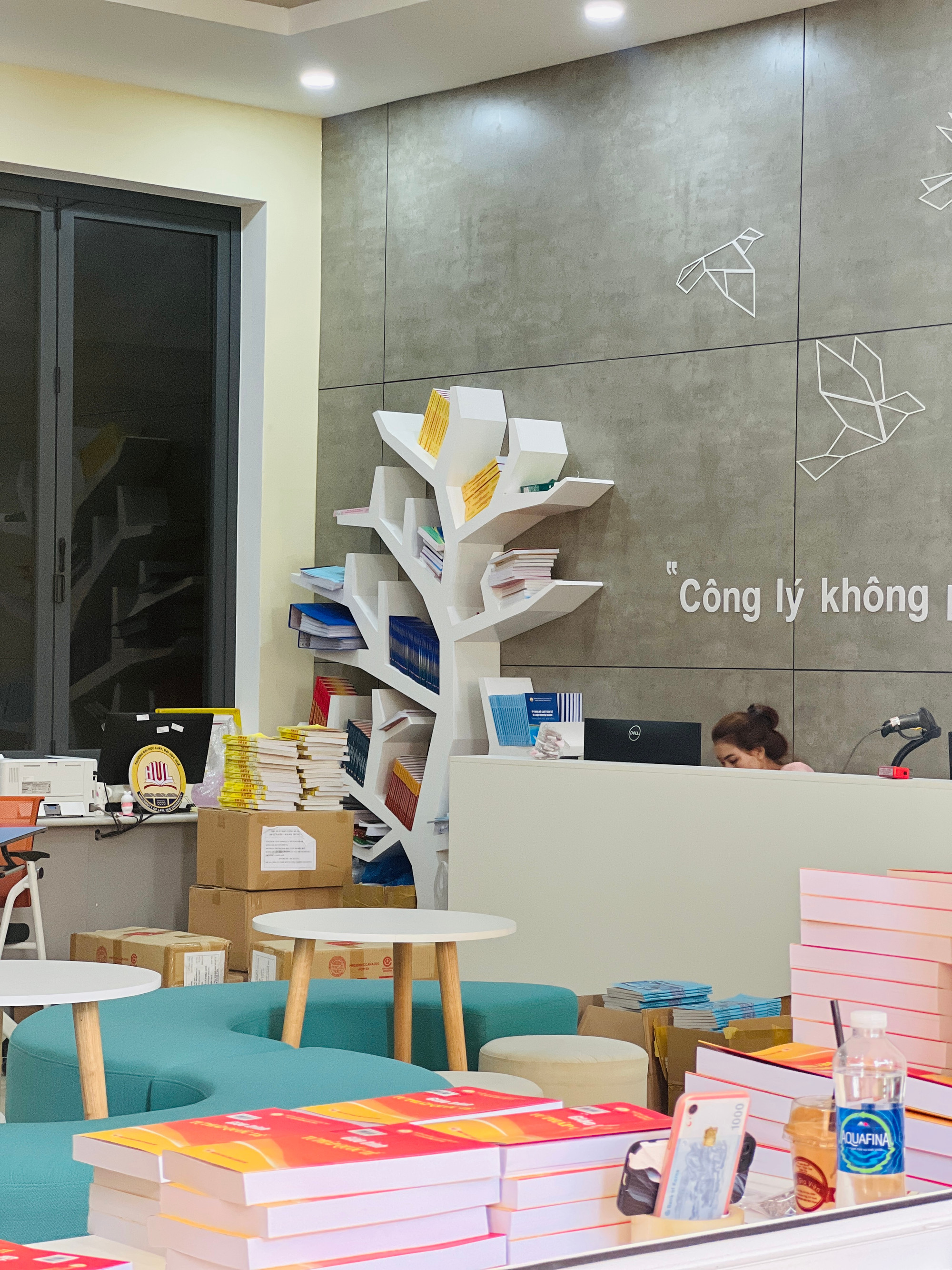 Trung tâm Thông tin - Thư viện luôn luôn bổ sung, phát triển nguồn lực thông tin trong nước và nước ngoài đáp ứng nhu cầu giảng dạy, học tập, nghiên cứu khoa học và tư vấn pháp luật...