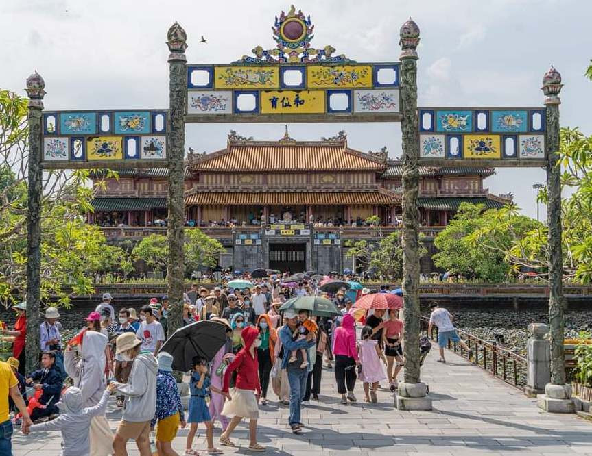 Dù trời nắng nhưng rất nhiều du khách vẫn tới Huế chơi lễ.