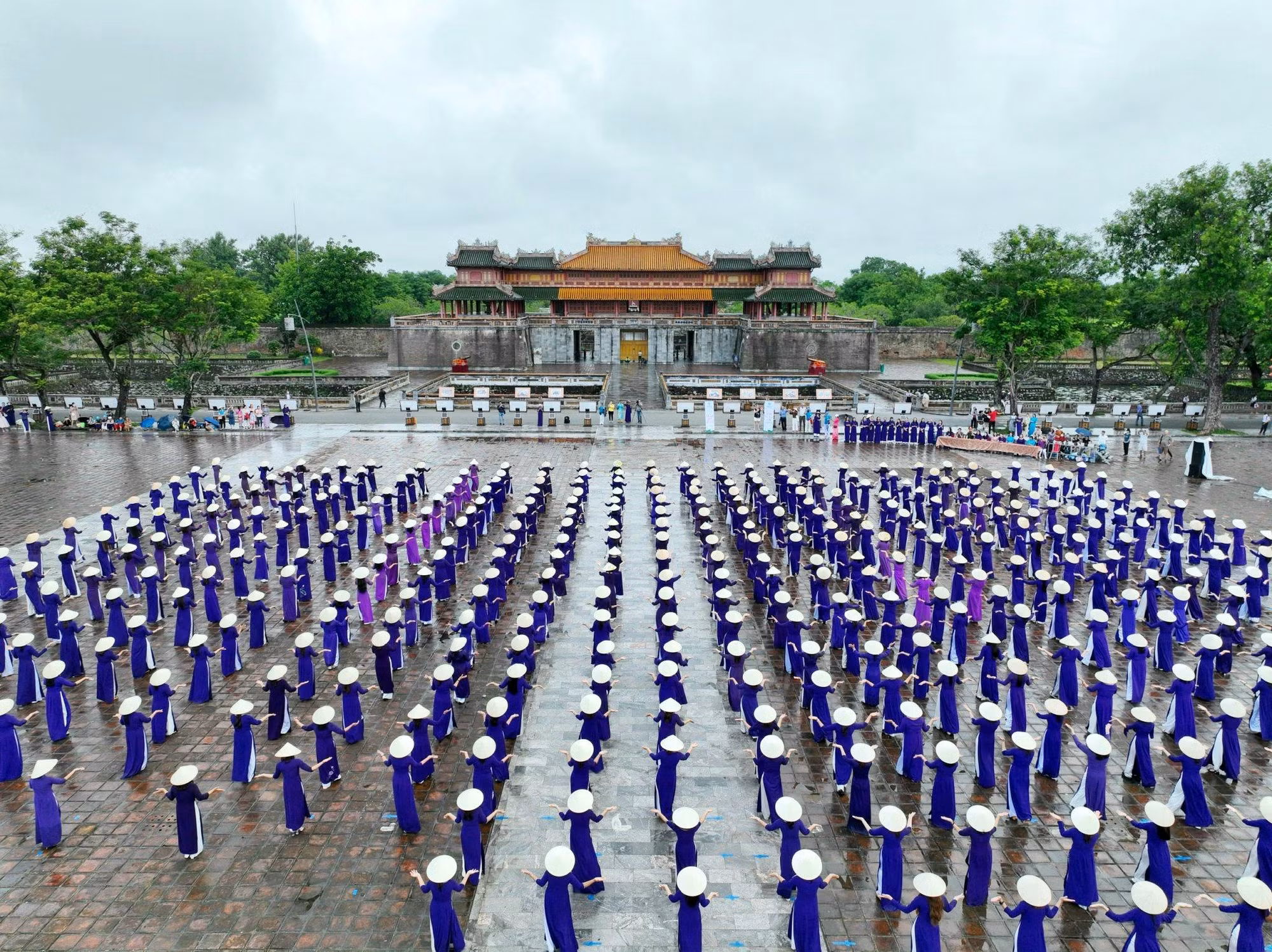 Hình ảnh áo dài tím thướt tha trước Đại Nội Huế.