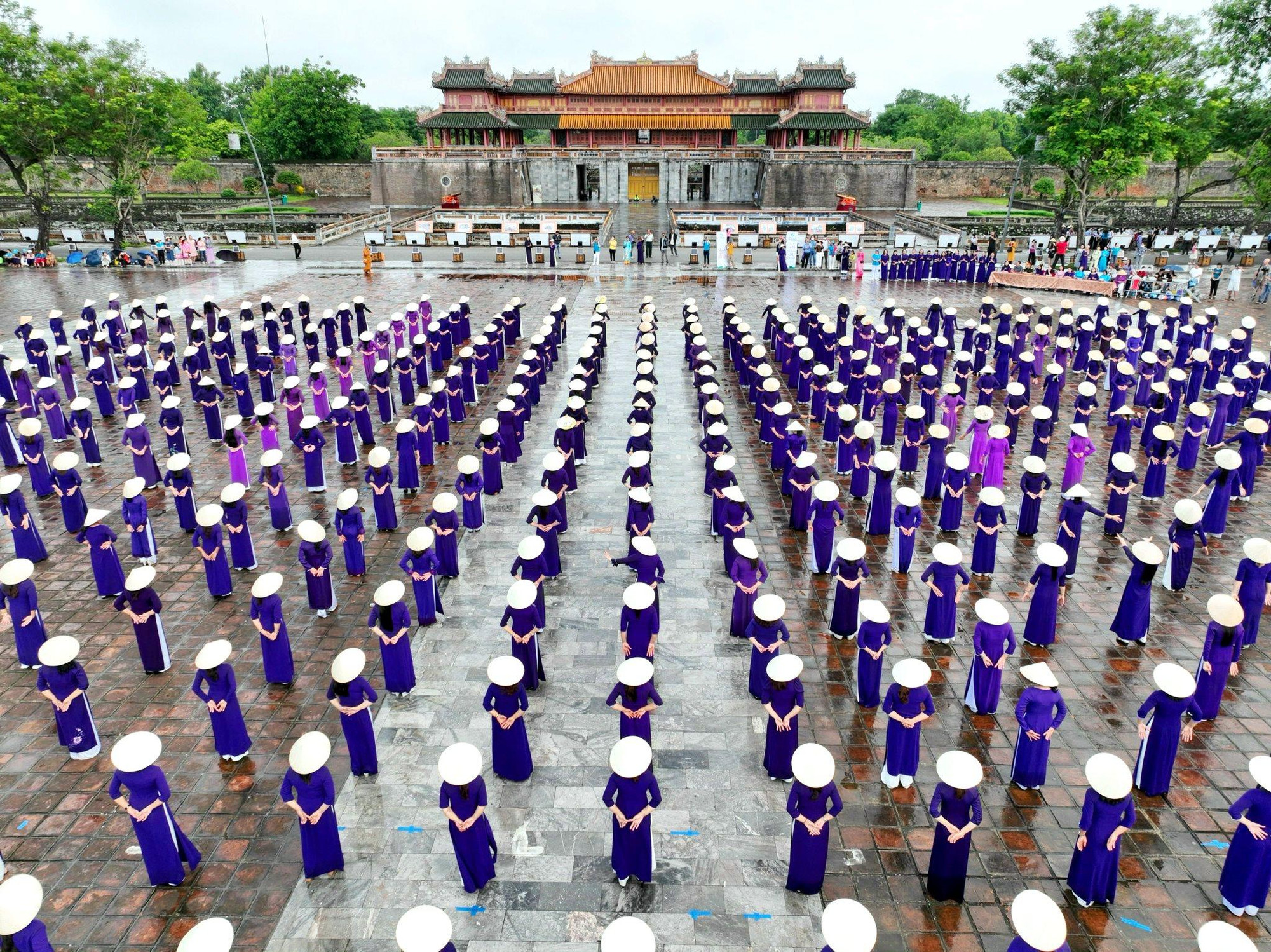 Thiết thực chào mừng ngày thành lập Hội Liên hiệp Phụ nữ Việt Nam và chào mừng Ngày Phụ nữ Việt Nam 20/10, nhằm tôn vinh và phát huy giá trị văn hóa của áo dài Huế, tuyên truyền, quảng bá hình ảnh, phát huy giá trị di sản cố đô và bản sắc văn hóa Huế, Hội Liên hiệp Phụ nữ tỉnh Thừa Thiên - Huế đã có hoạt động "dân vũ" tại quảng trường Ngọ Môn, Đại Nội Huế. Thiết thực chào mừng ngày thành lập Hội Liên hiệp Phụ nữ Việt Nam và chào mừng Ngày Phụ nữ Việt Nam 20/10, nhằm tôn vinh và phát huy giá trị văn hóa của áo dài Huế, tuyên truyền, quảng bá hình ảnh, phát huy giá trị di sản cố đô và bản sắc văn hóa Huế, Hội Liên hiệp Phụ nữ tỉnh Thừa Thiên - Huế đã có hoạt động "dân vũ" tại quảng trường Ngọ Môn, Đại Nội Huế.