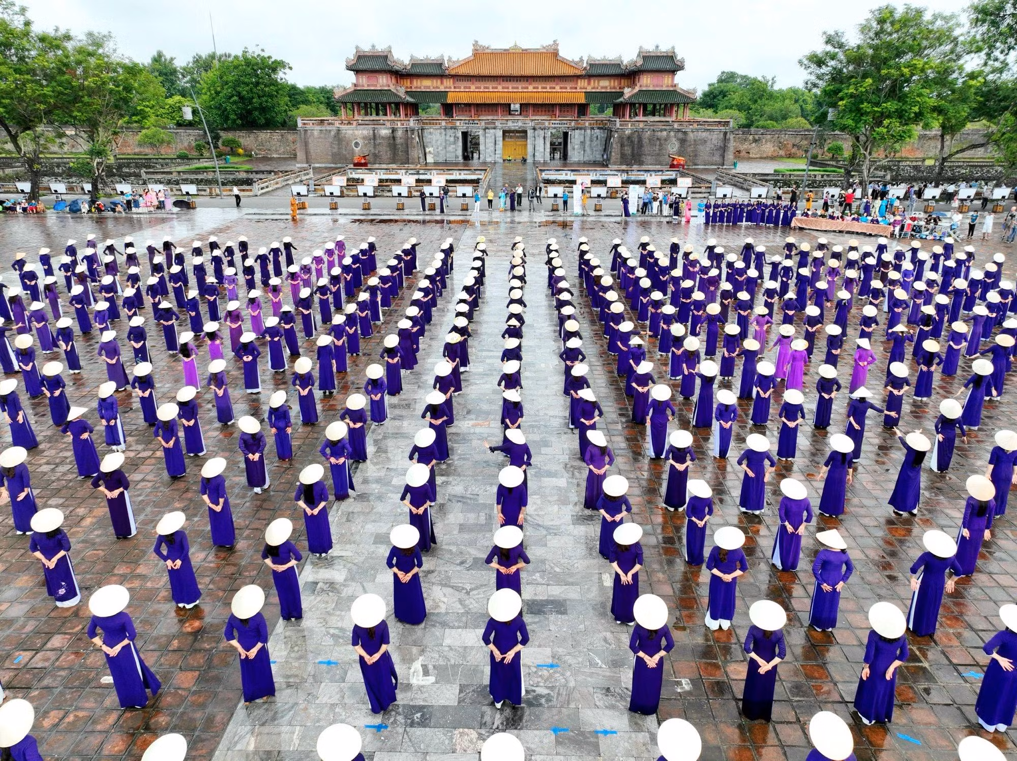 Thiết thực chào mừng ngày thành lập Hội Liên hiệp Phụ nữ Việt Nam và chào mừng Ngày Phụ nữ Việt Nam 20/10, nhằm tôn vinh và phát huy giá trị văn hóa của áo dài Huế, tuyên truyền, quảng bá hình ảnh, phát huy giá trị di sản cố đô và bản sắc văn hóa Huế, Hội Liên hiệp Phụ nữ tỉnh Thừa Thiên - Huế đã có hoạt động "dân vũ" tại quảng trường Ngọ Môn, Đại Nội Huế.