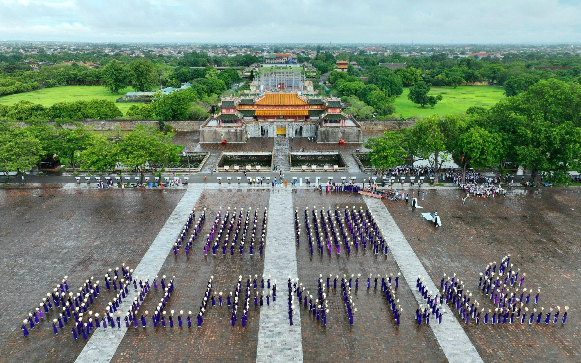 Hội chị em xếp hình chữ "Hội Liên hiệp Phụ nữ Thừa Thiên - Huế". Hội chị em xếp hình chữ "Hội Liên hiệp Phụ nữ Thừa Thiên - Huế".
