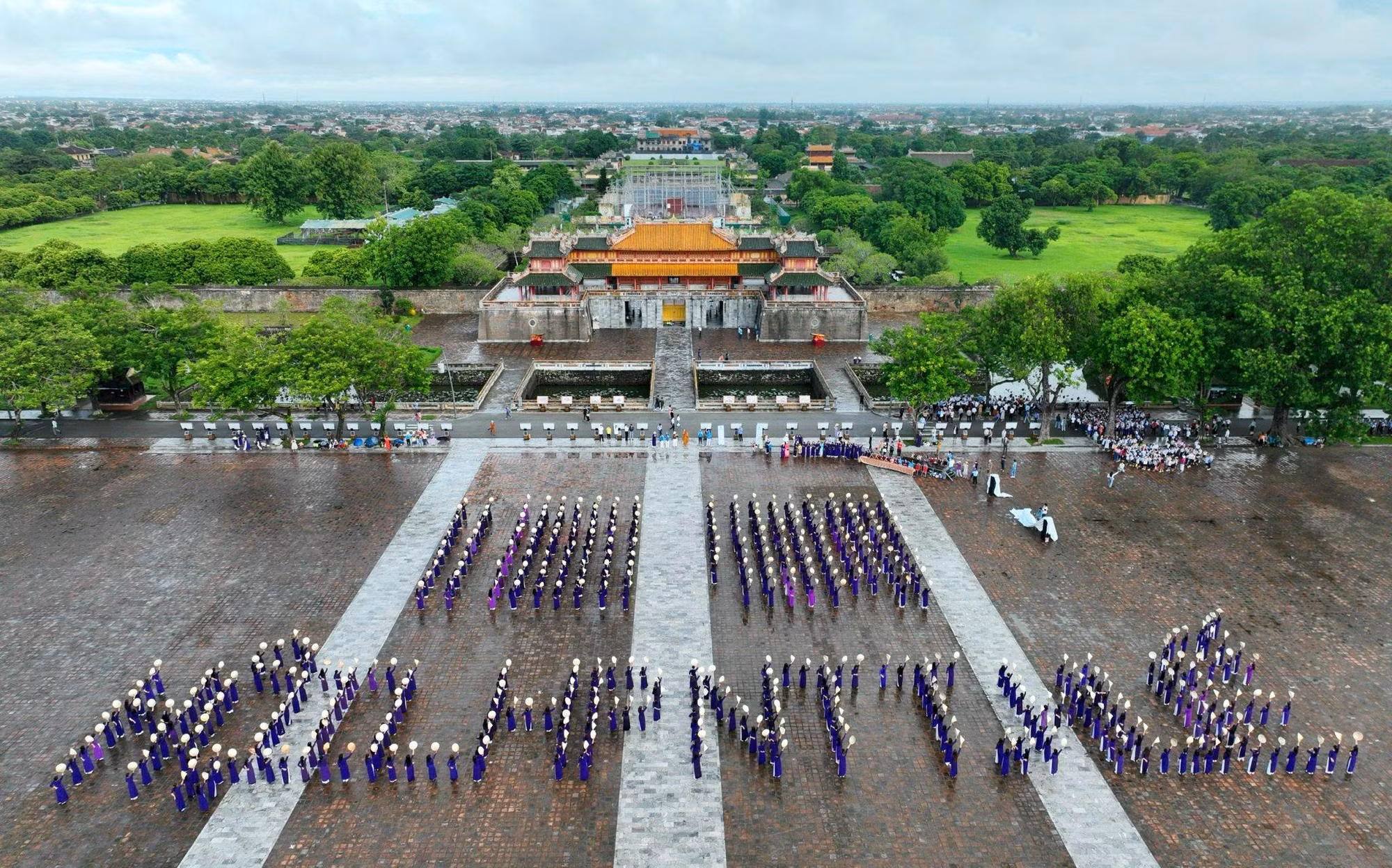 Hội chị em xếp hình chữ "Hội Liên hiệp Phụ nữ Thừa Thiên - Huế".