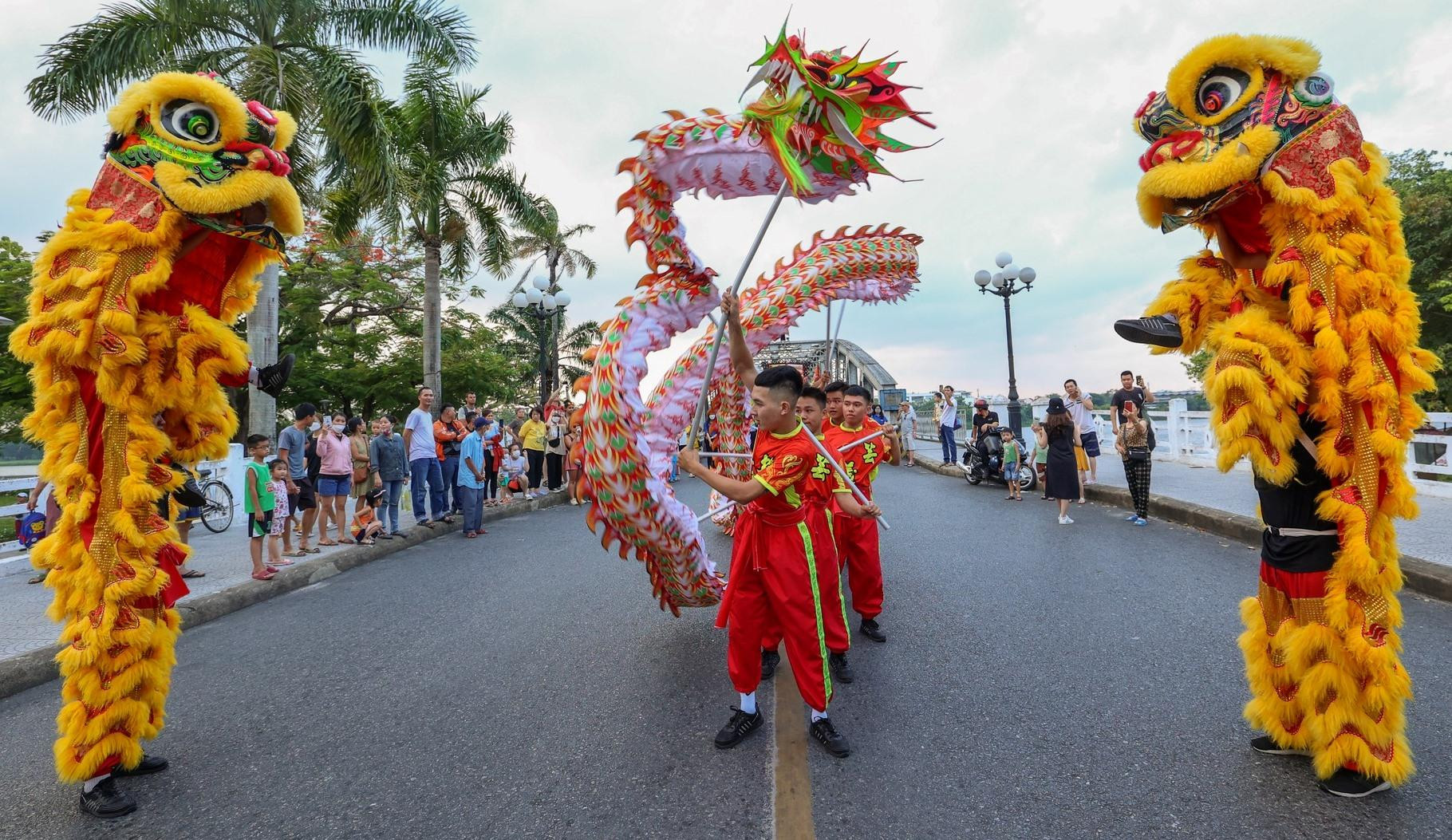 Múa lân rồng trên cầu Trường Tiền. Múa lân rồng trên cầu Trường Tiền.