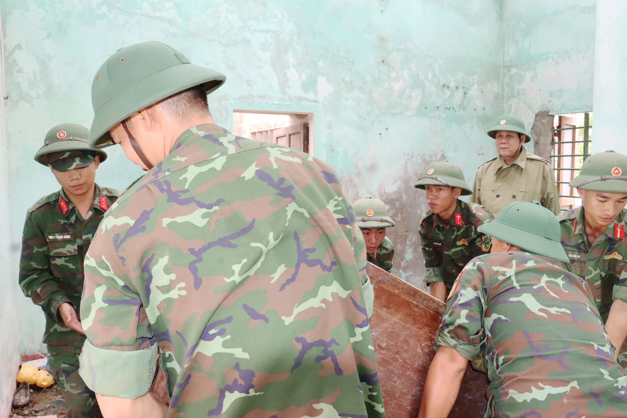 Trung tá Lê Văn Lĩnh - Phó Chủ nhiệm Chính trị Bộ Chỉ huy Quân sự tỉnh Thừa Thiên - Huế cho biết: Để khắc phục hậu quả cơn bão số 4, thực hiện ý kiến chỉ đạo của lãnh đạo tỉnh, Bộ Chỉ huy Quân sự tỉnh đã nhanh chóng chỉ đạo bộ đội thường trực, dân quân tự vệ tập trung triển khai trên các hướng, hiện nay điều động trên 3.000 cán bộ, chiến sĩ kể cả lực lượng dân quân tự vệ để sớm khắc phục hậu quả, đặc biệt là những khu vực bị ảnh hưởng nặng nề.