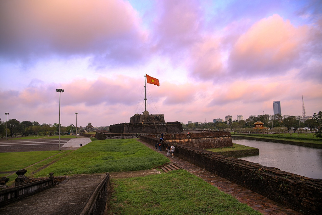 Du khách có thể ngắm nhiều khung cảnh khác nhau của TP Huế, ngắm mây trôi qua đỉnh cột cờ, khung cảnh bình yên của xứ Huế luôn mang đậm dấu ấn với người dân nơi đây và du khách ghé thăm. (Ảnh: Hoàng Hải).