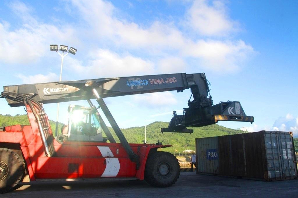 Xe cẩu chở hàng của cảng đến vị trí.