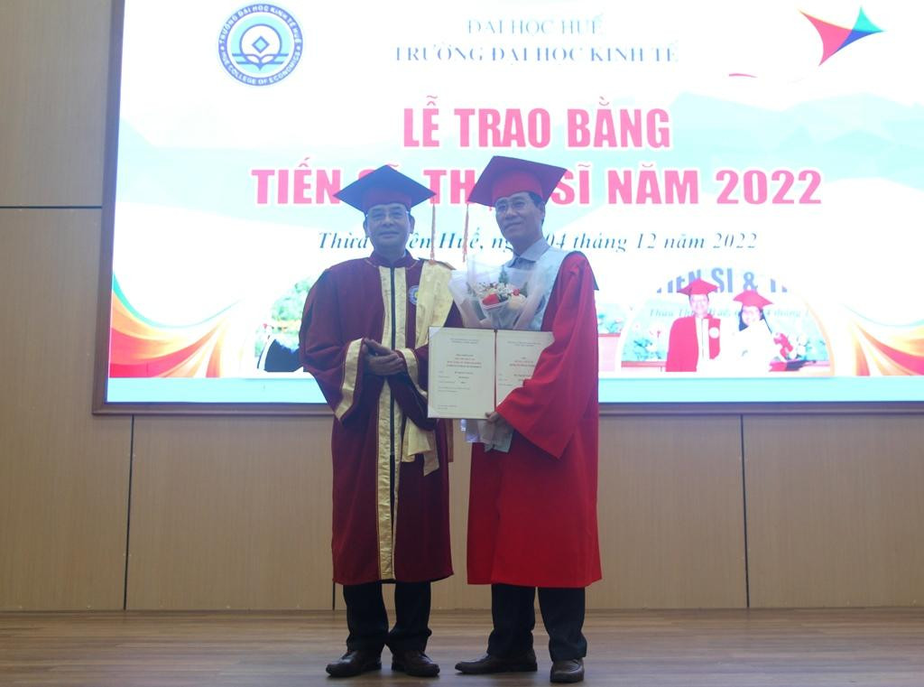 Trao bằng cho tân tiến sĩ. Trao bằng cho tân tiến sĩ.