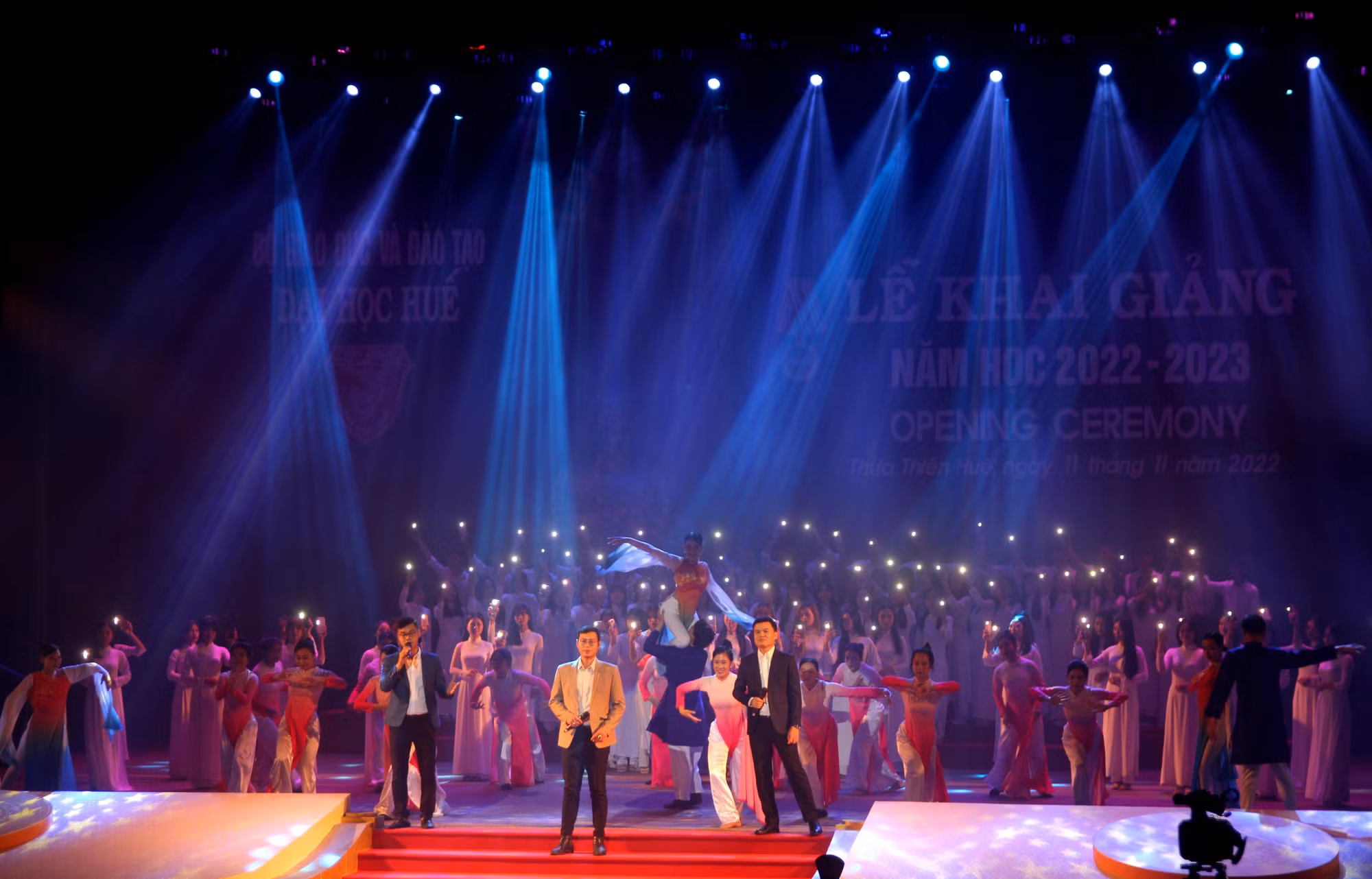 Tiết mục múa, hát của thầy và trò Đại học Huế.