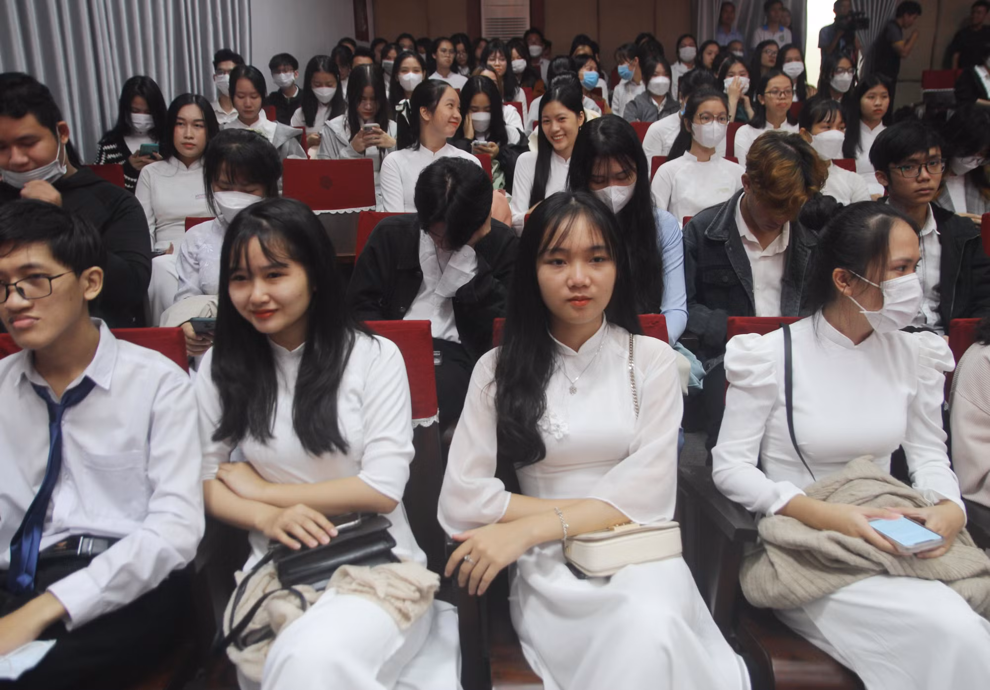 Các tân sinh viên Đại học Huế háo hức dự Lễ khai giảng năm học mới 2022-2023.