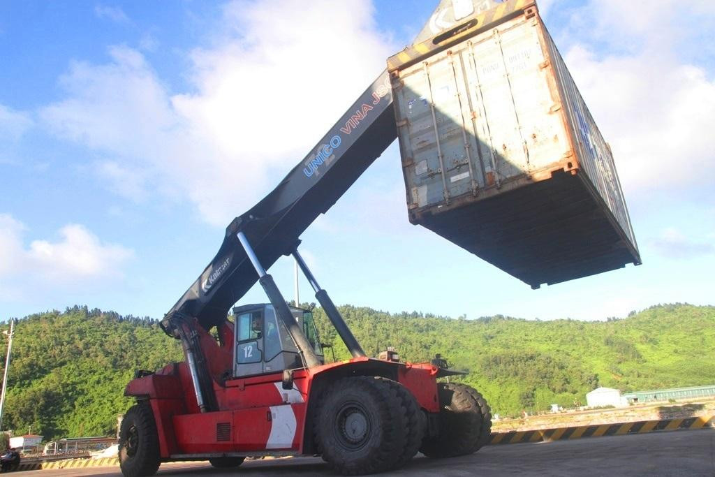 Và cẩu những thùng container về vị trí sắp xếp.