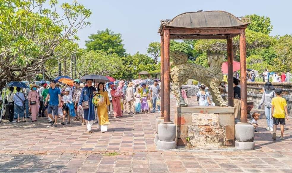 Nghê đồng cổ kính ở sân điện Thái Hòa, Hoàng cung Huế.