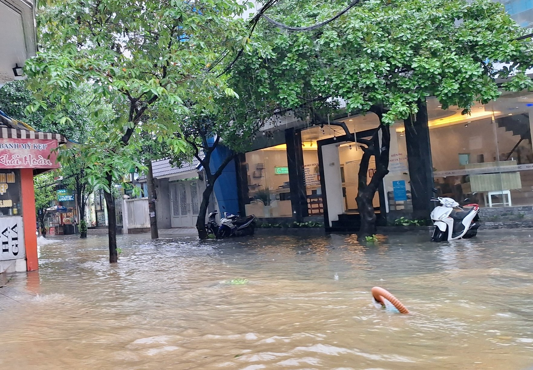 Góc đường Mai Thúc Loan và Lê Thánh Tôn bị ngập khá nặng. (Ảnh: Đại Dương) Góc đường Mai Thúc Loan và Lê Thánh Tôn bị ngập khá nặng. (Ảnh: Đại Dương)