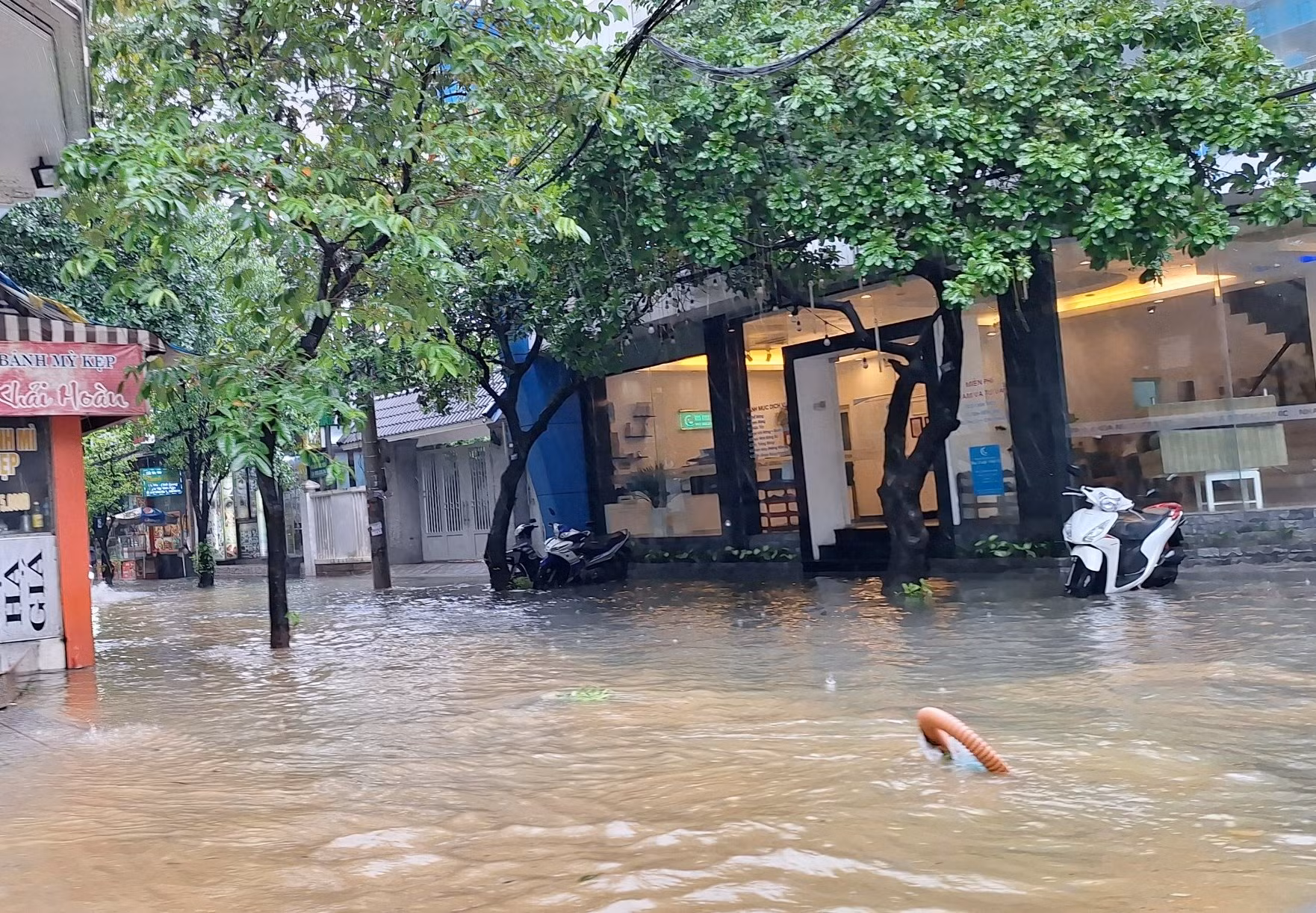 Góc đường Mai Thúc Loan và Lê Thánh Tôn bị ngập khá nặng. (Ảnh: Đại Dương)