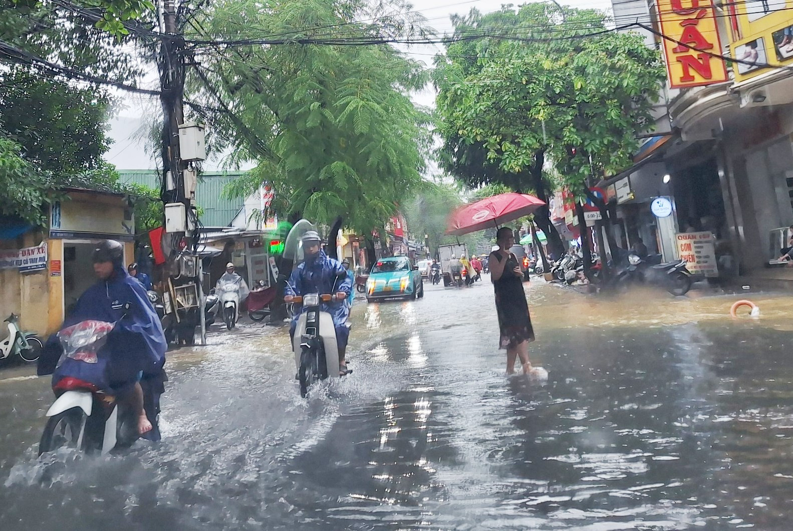 Nhiều đường phố tại trung tâm TP Huế ngập cục bộ do mưa lớn. Bên cạnh đó, thủy điện Hương Điền nhận lệnh điều tiết nước từ chiều 13/10. Nhiều đường phố tại trung tâm TP Huế ngập cục bộ do mưa lớn. Bên cạnh đó, thủy điện Hương Điền nhận lệnh điều tiết nước từ chiều 13/10.