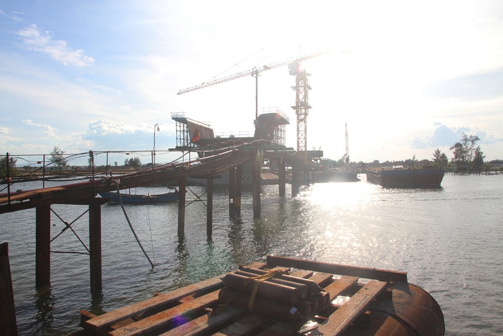 Phía mũi thi công cây cầu về phía đường dẫn xã Hải Dương.