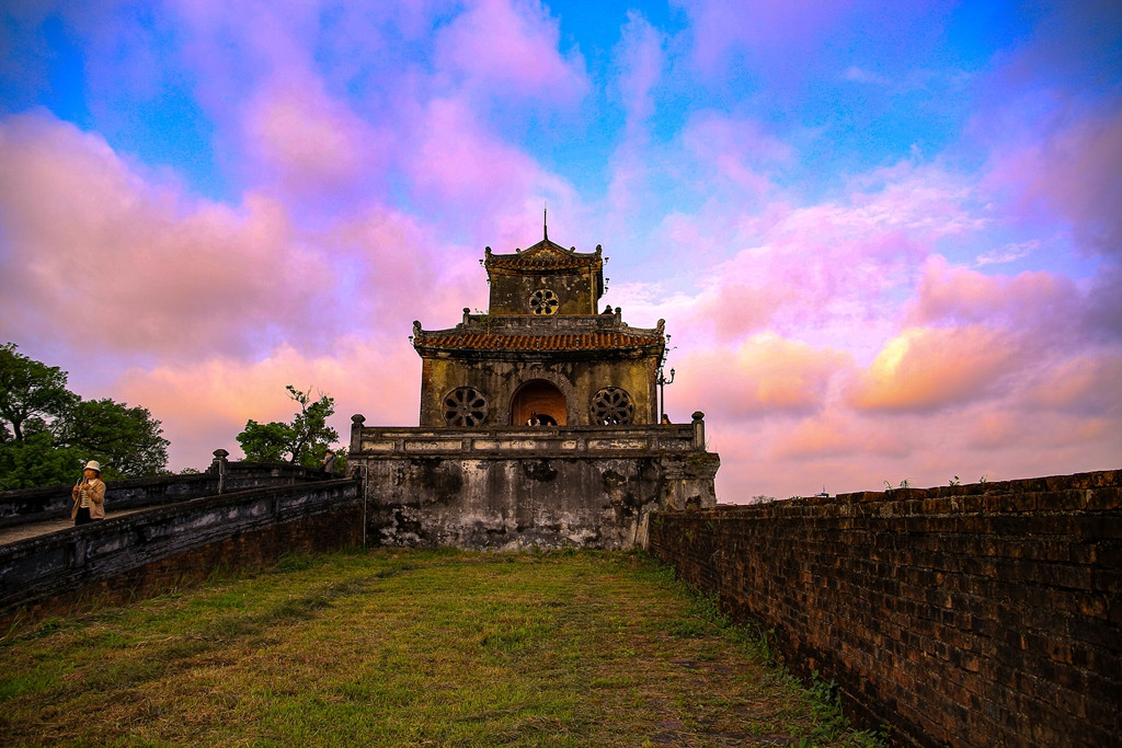 Tường thành cổ kính tạo nên vẻ đẹp đặc trưng xứ Huế.