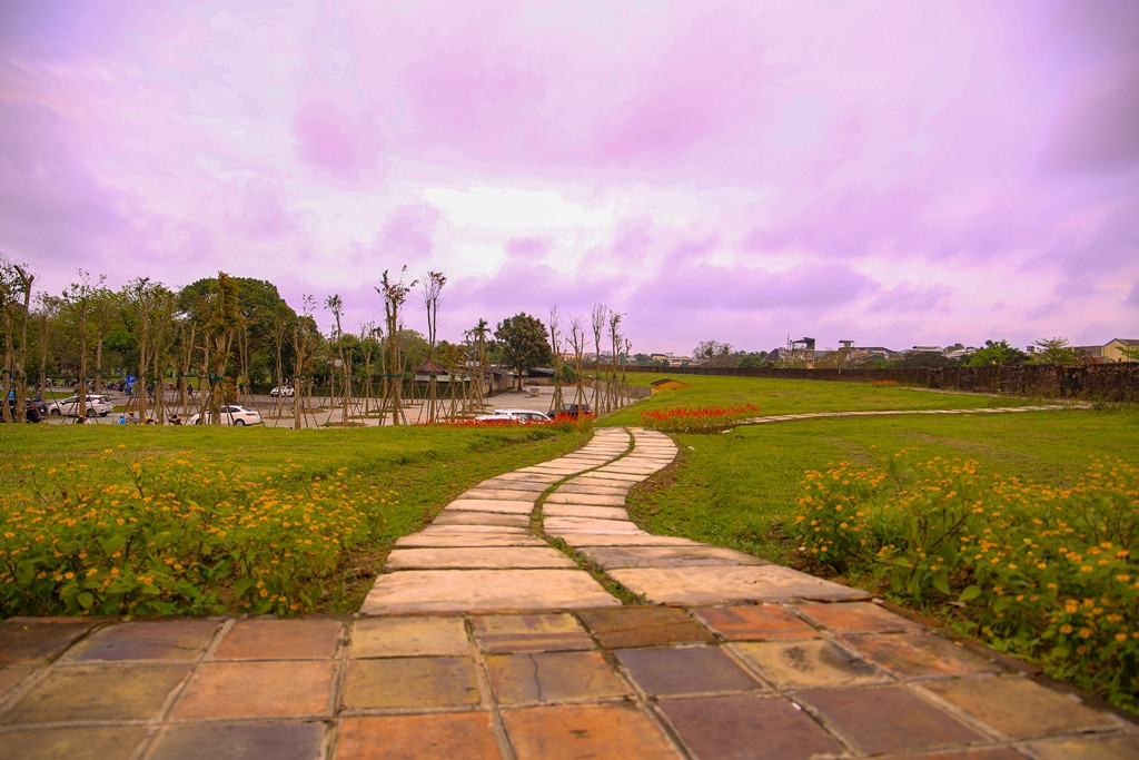 Đường đi bộ được lát gạch, trồng hoa tạo cảm giác nhẹ nhàng, thoải mái cho du khách.