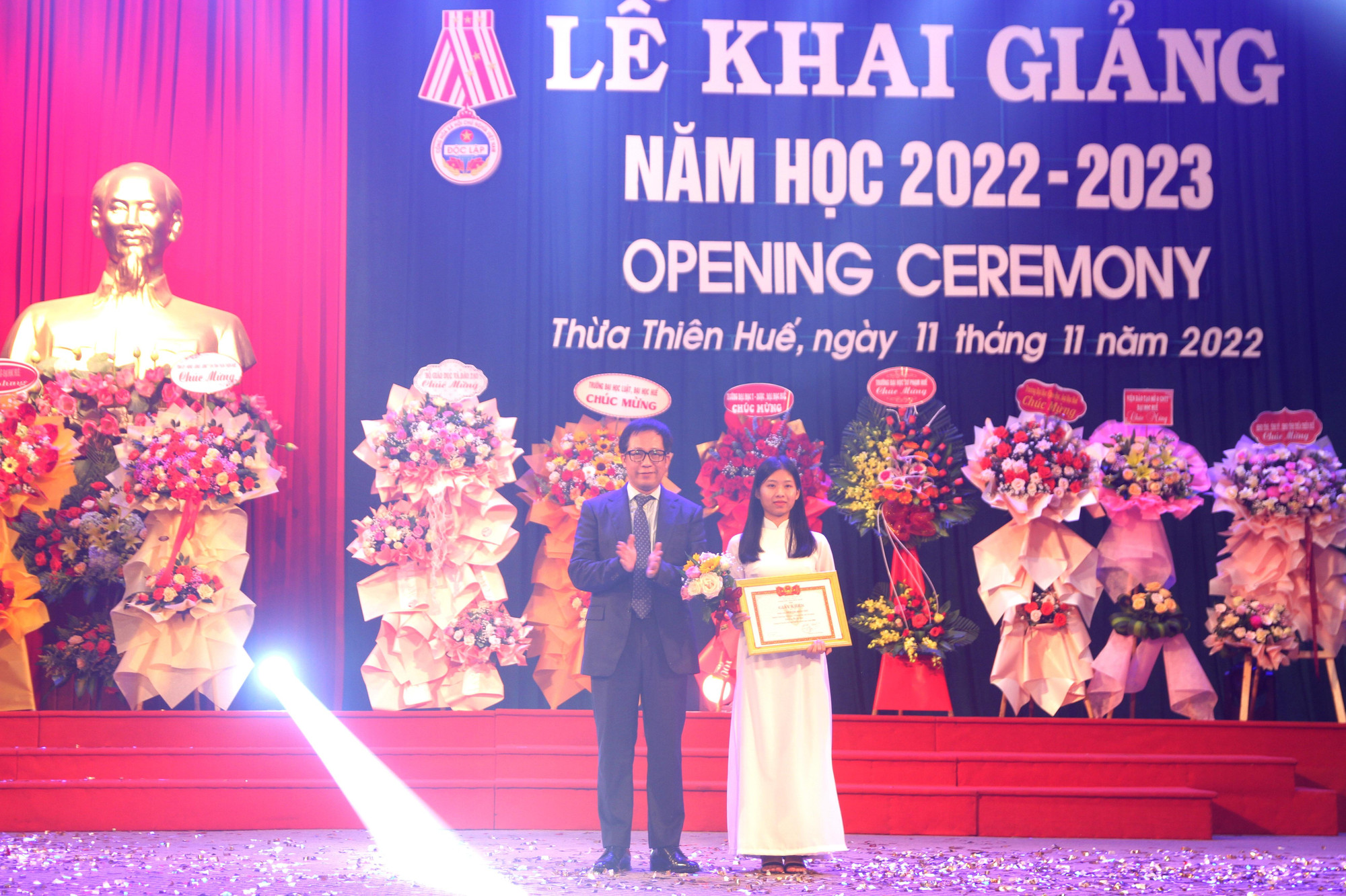 PGS.TS. Lê Anh Phương - Giám đốc Đại học Huế tặng hoa cho 2 tân thủ khoa cùng 28,75 điểm là em Bùi Thị Hoài Nhi (huyện Lộc Hà, tỉnh Hà Tĩnh), ngành Giáo dục Tiểu học, Trường Đại học Sư phạm. PGS.TS. Lê Anh Phương - Giám đốc Đại học Huế tặng hoa cho 2 tân thủ khoa cùng 28,75 điểm là em Bùi Thị Hoài Nhi (huyện Lộc Hà, tỉnh Hà Tĩnh), ngành Giáo dục Tiểu học, Trường Đại học Sư phạm.
