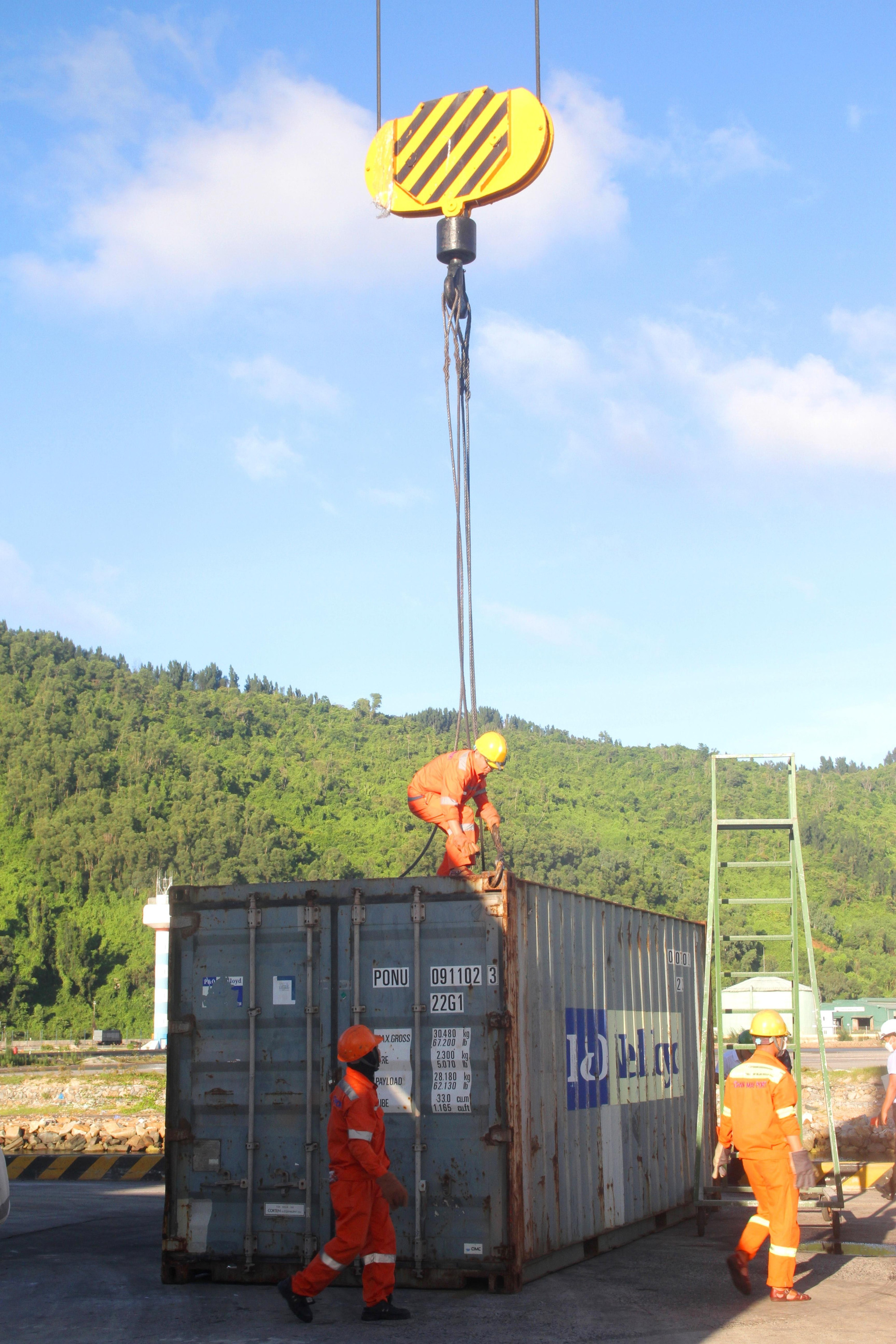 Nhân viên cấp tập làm việc.