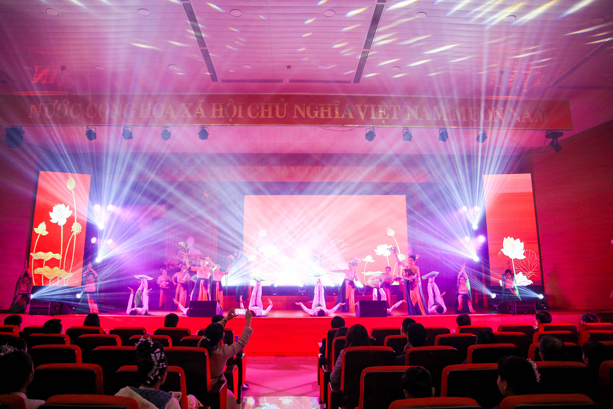 Chương trình nghệ thuật bao gồm 15 tiết mục đặc sắc của Công đoàn các trường, khoa thành viên của ĐH Huế biểu diễn với sự đầu tư công phu, hấp dẫn người xem.