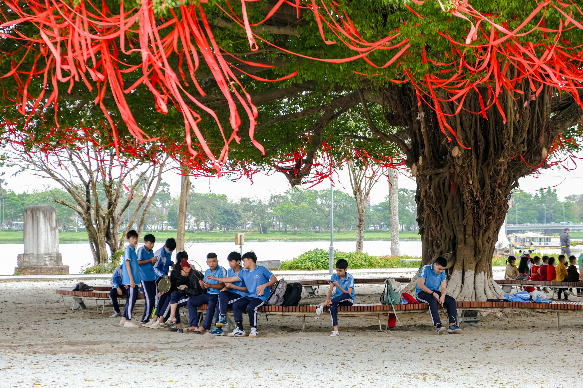 Bên cạnh đó, nhiều hoạt động ngoài trời được các trường học tổ chức cho học sinh tham gia.