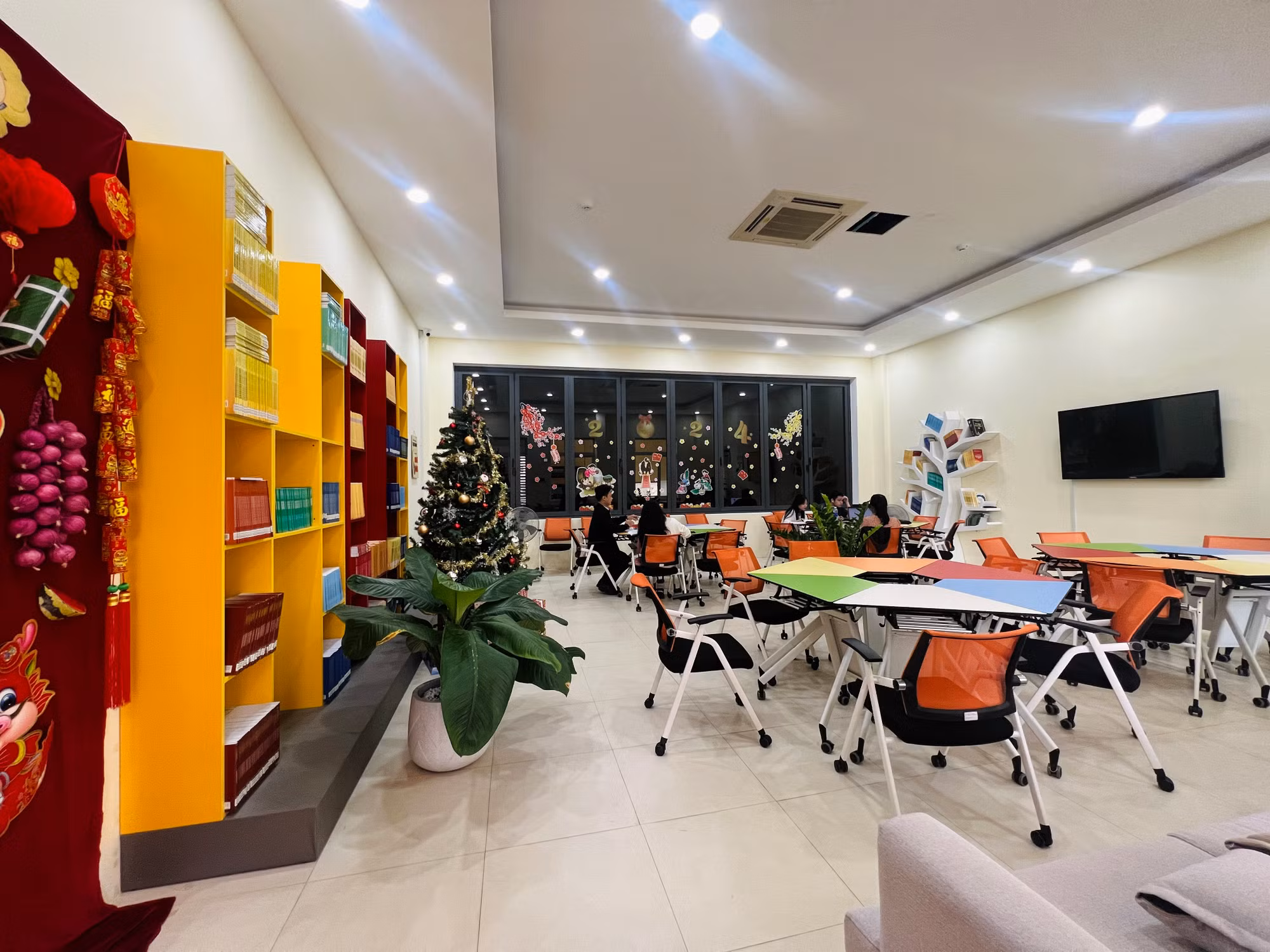 Vậy hãy để chúng tôi gợi ý cho bạn: Trung tâm Thông tin - Thư viện, Trường Đại học Luật, Đại học Huế là một nơi học tập lý tưởng, giúp việc học trở nên dễ dàng.