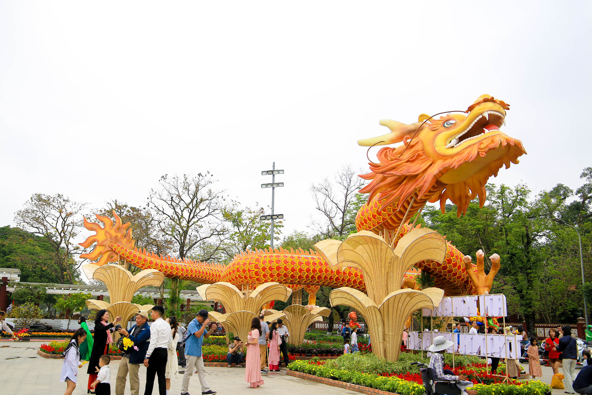 Dịp Tết Giáp Thìn 2024, tại TP Huế (tỉnh Thừa Thiên Huế) có 2 vị trí chính đặt 3 linh vật rồng đang thu hút sự quan tâm của nhiều người dân và du khách.