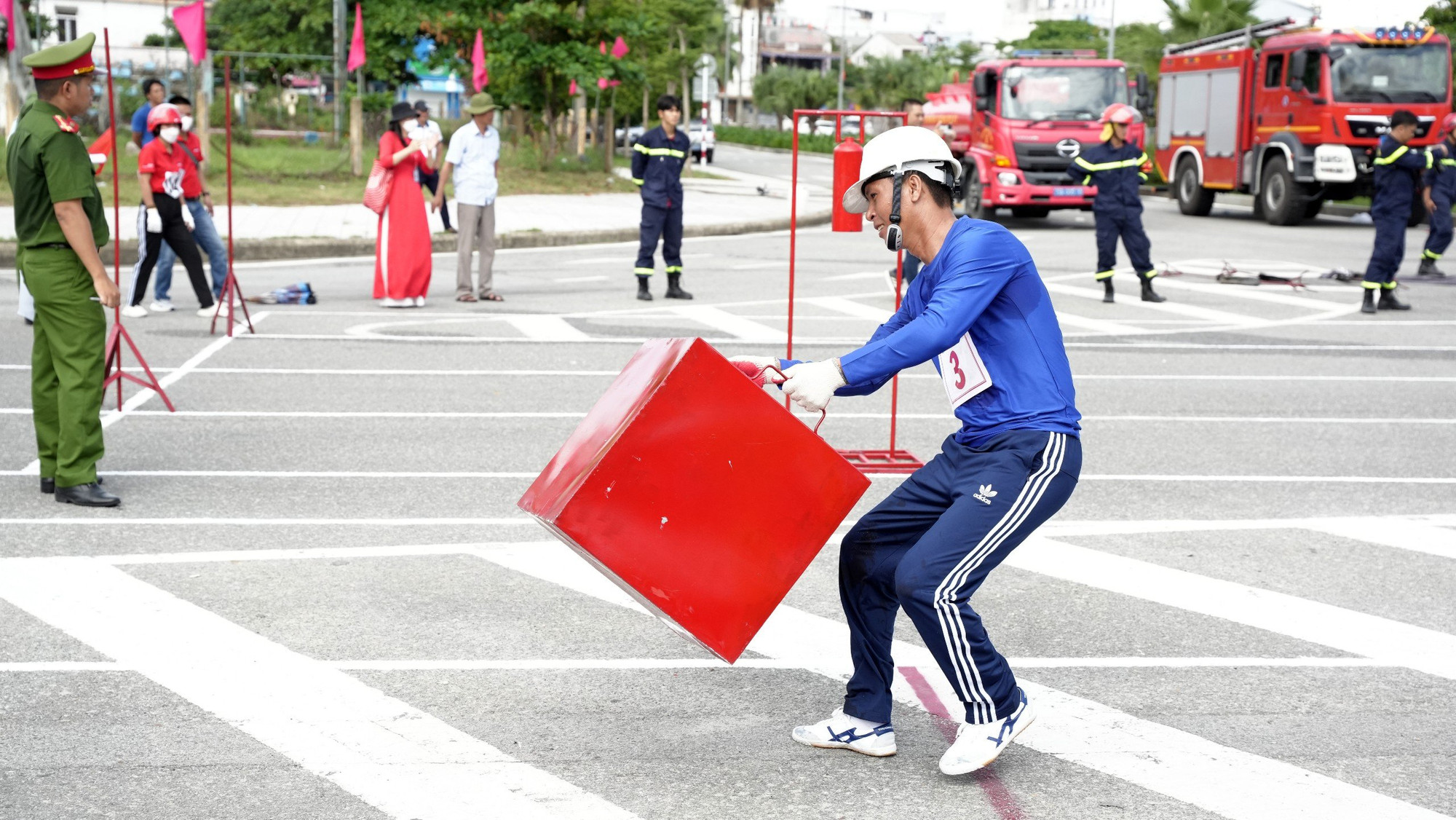 Hội thao có sự tham gia của gần 300 vận động viên (VĐV) từ 18 Đội tuyển, gồm 9 Đội thuộc lực lượng dân phòng 9 huyện, thị xã, TP Huế; 9 Đội thuộc lực lượng PCCC cơ sở và chuyên ngành. Hội thao có sự tham gia của gần 300 vận động viên (VĐV) từ 18 Đội tuyển, gồm 9 Đội thuộc lực lượng dân phòng 9 huyện, thị xã, TP Huế; 9 Đội thuộc lực lượng PCCC cơ sở và chuyên ngành.