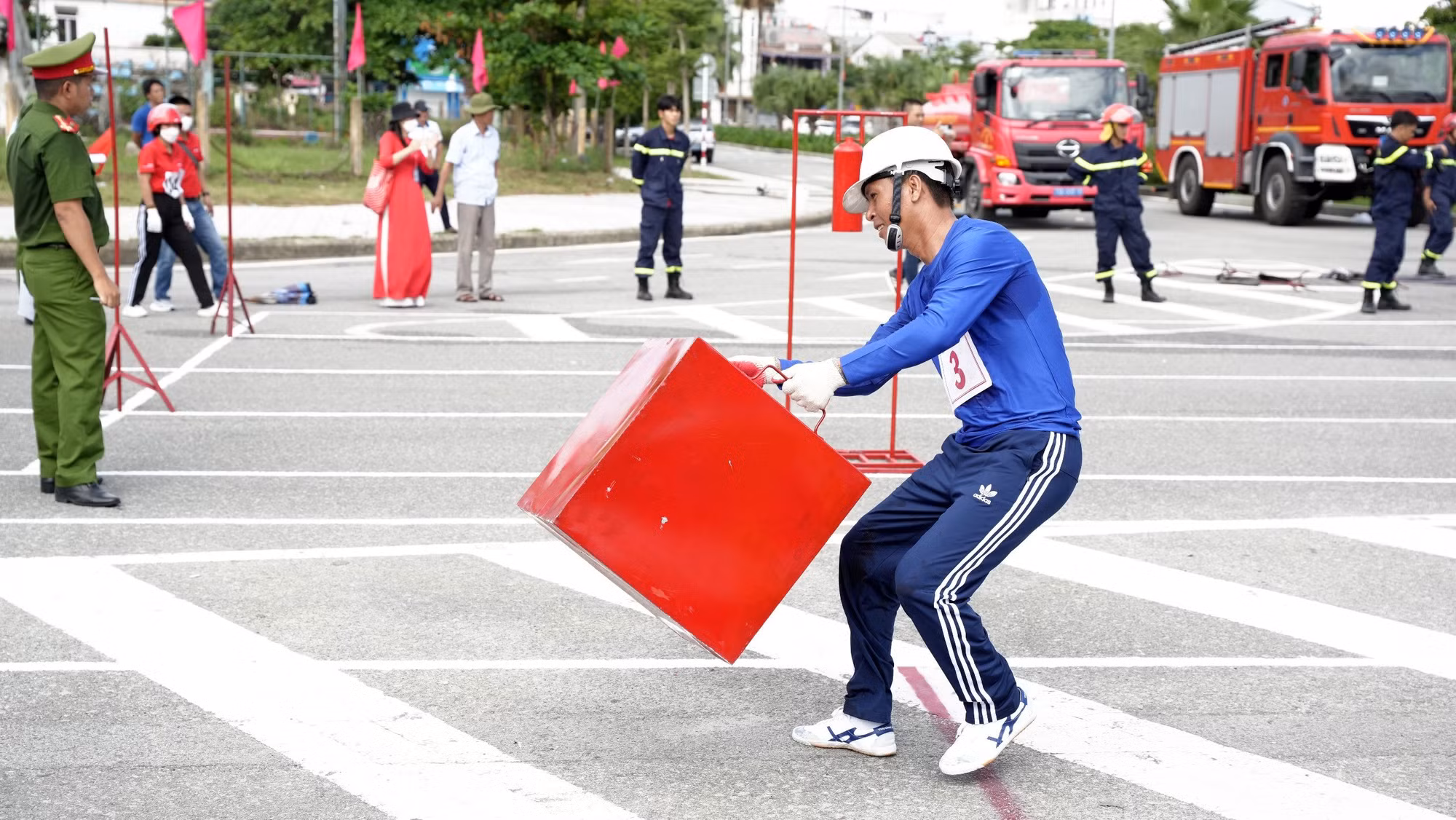 Hội thao có sự tham gia của gần 300 vận động viên (VĐV) từ 18 Đội tuyển, gồm 9 Đội thuộc lực lượng dân phòng 9 huyện, thị xã, TP Huế; 9 Đội thuộc lực lượng PCCC cơ sở và chuyên ngành.