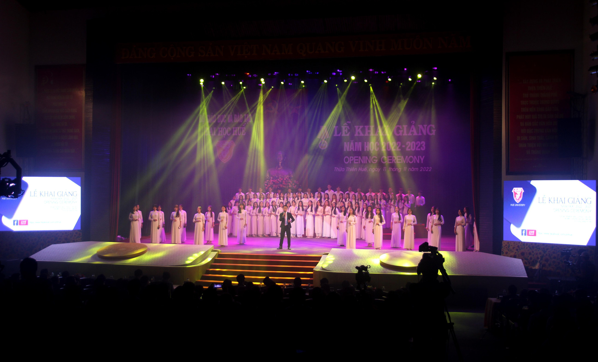Những tiết mục văn nghệ đặc sắc với sắc màu sinh viên Đại học Huế. Những tiết mục văn nghệ đặc sắc với sắc màu sinh viên Đại học Huế.
