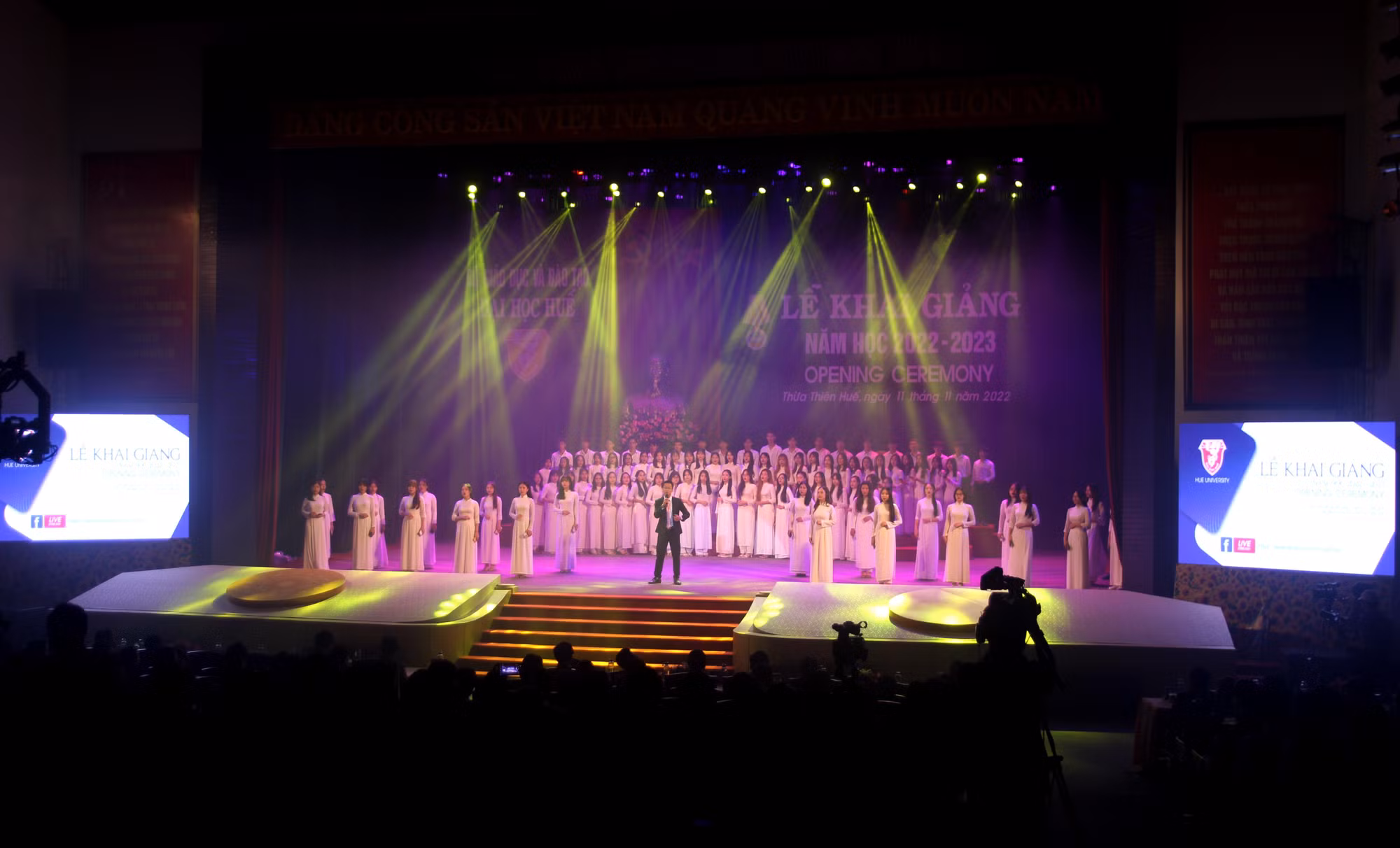 Những tiết mục văn nghệ đặc sắc với sắc màu sinh viên Đại học Huế.