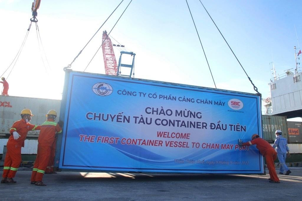 Các nhân viên di chuyển thùng hàng vào vị trí trang trọng.