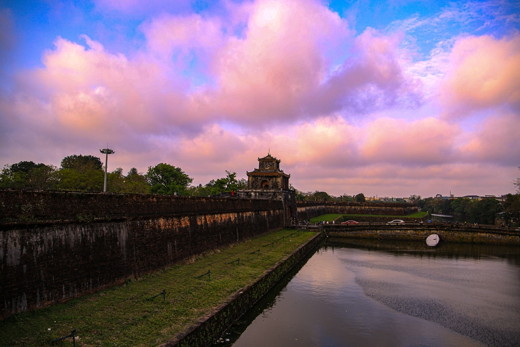 Bầu trời hoàng hôn với nhiều màu tím rất đẹp.