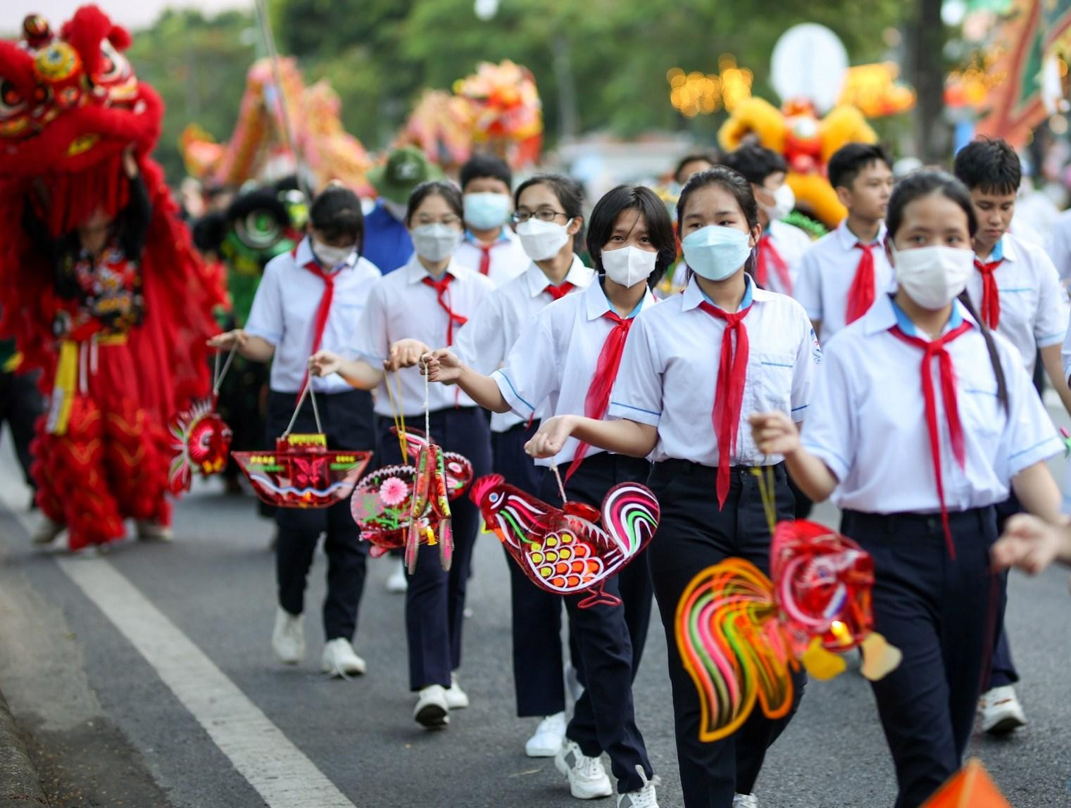 Học sinh Huế rước lồng đèn thủ công đón Trung thu. Học sinh Huế rước lồng đèn thủ công đón Trung thu.