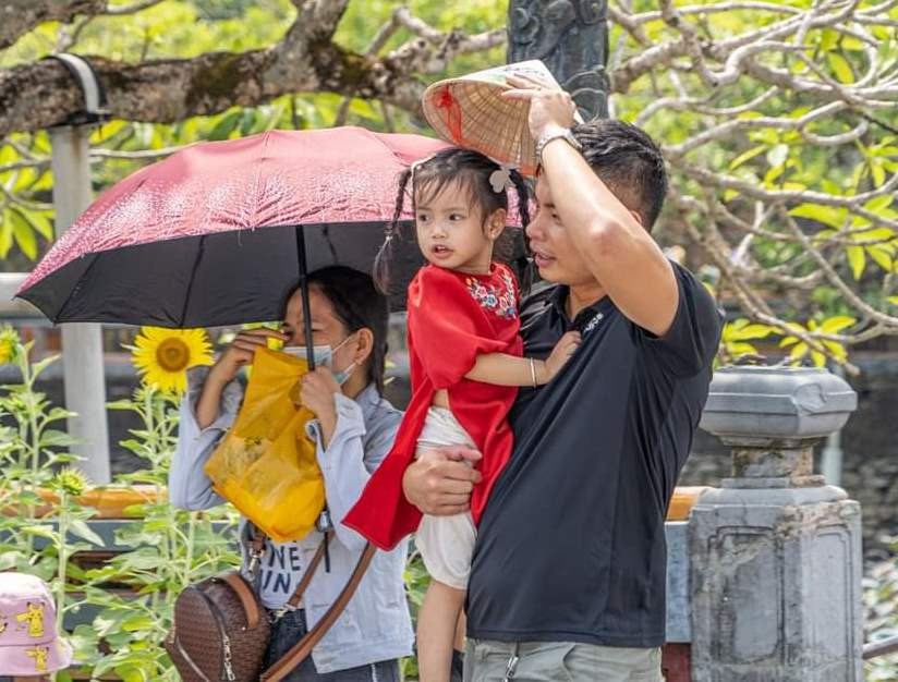 Trẻ em được bố mẹ đưa đi chơi lễ ở Huế.