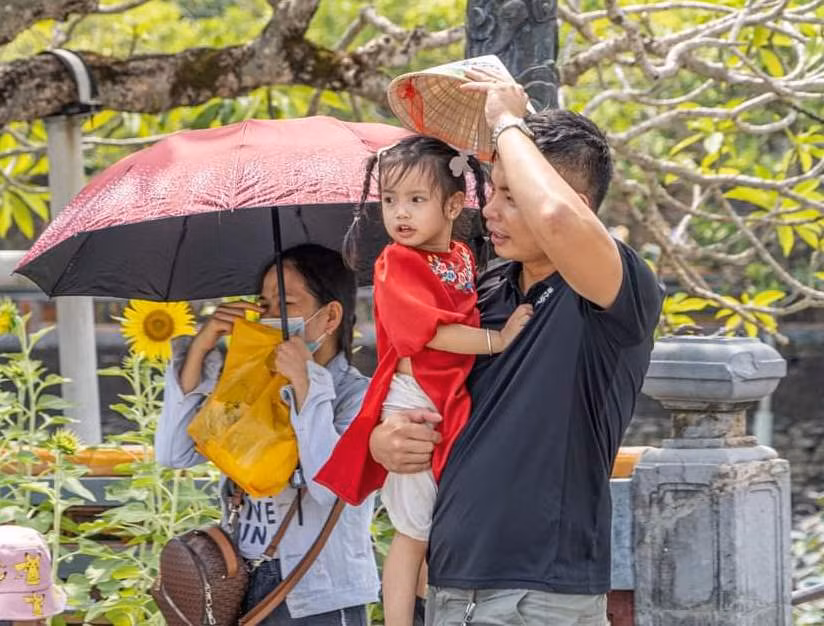 Trẻ em được bố mẹ đưa đi chơi lễ ở Huế.