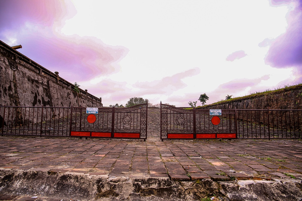 Cửa mở cho du khách đi lên tham quan.