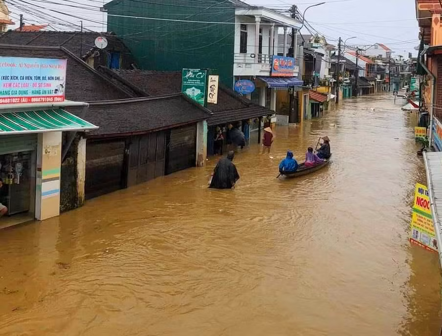 Phố cổ Bao Vinh bị ngập nặng.