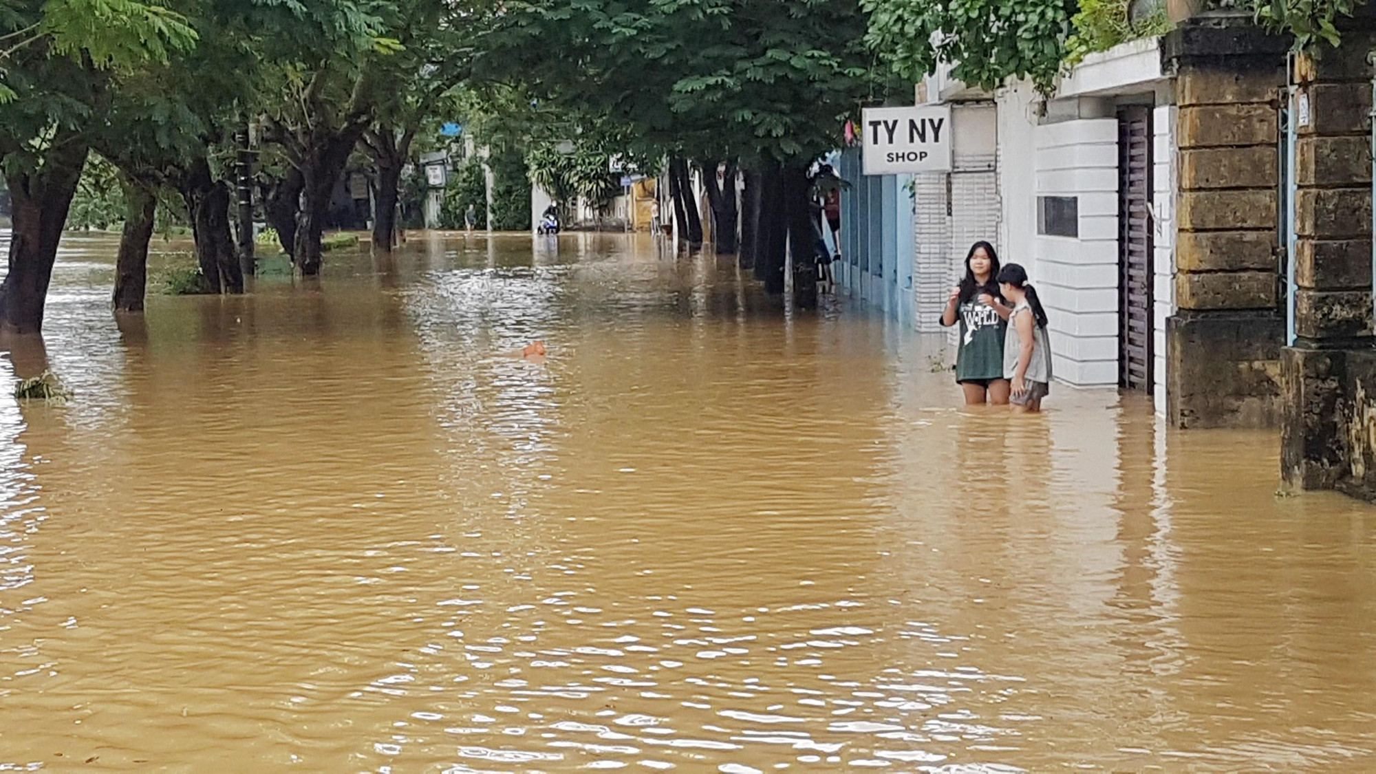 Đường Phan Chu Trinh do sát sông An Cựu nên nước lũ khá lớn. Đường Phan Chu Trinh do sát sông An Cựu nên nước lũ khá lớn.