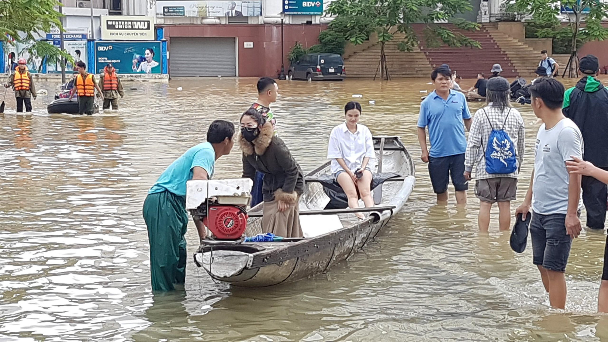 Các ghe máy chở người dân lấy phí qua các đoạn nước sâu. Các ghe máy chở người dân lấy phí qua các đoạn nước sâu.
