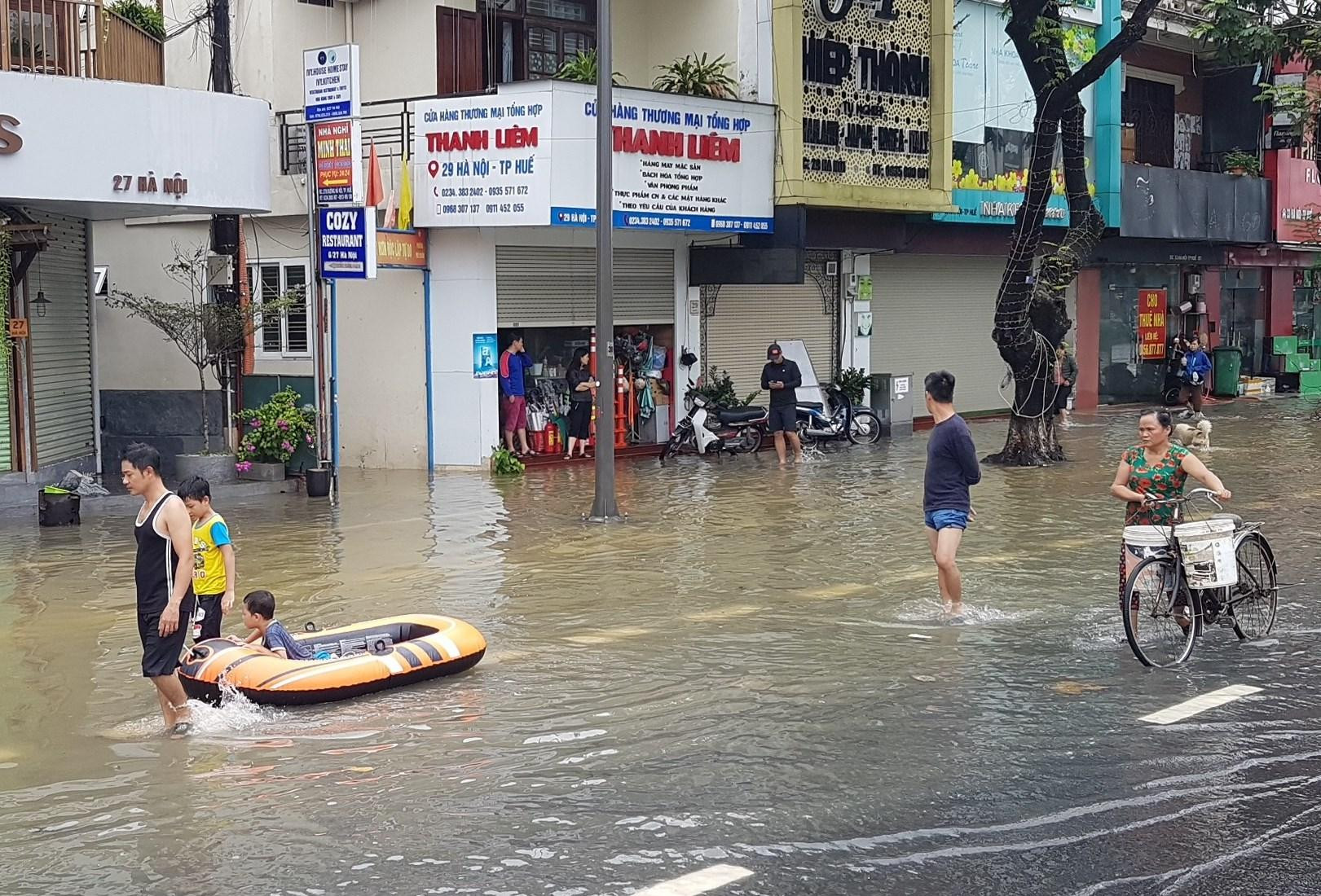 Bố kéo phao đưa con đi dạo. Bố kéo phao đưa con đi dạo.
