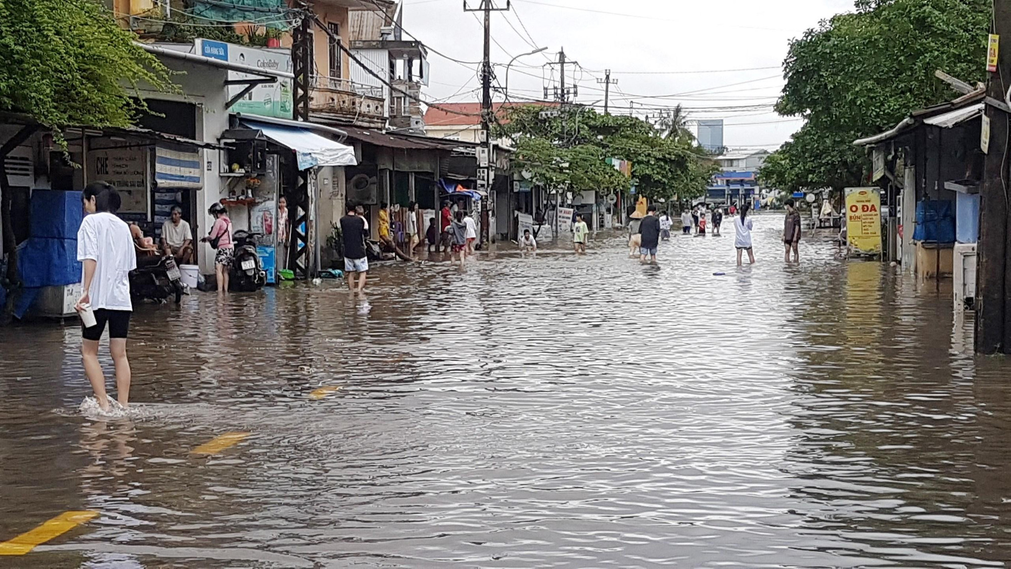 Đường Bùi Thị Xuân gần sông Hương bị chia cắt nhiều nơi bởi nước sông tràn bờ. Đường Bùi Thị Xuân gần sông Hương bị chia cắt nhiều nơi bởi nước sông tràn bờ.
