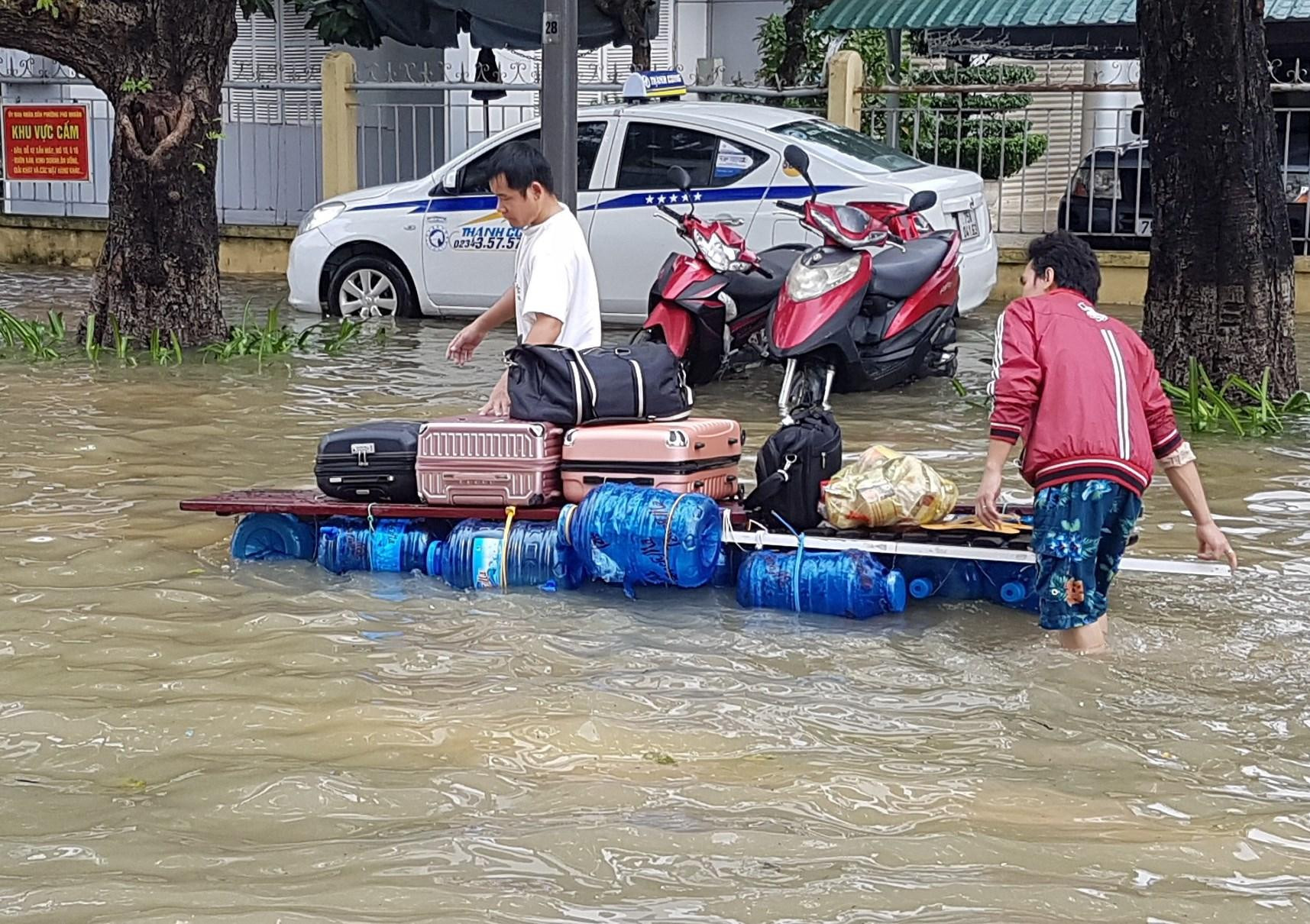 Người dân làm bè tự chế đưa đồ đạc ra khỏi nhà đến trú ẩn vùng cao. Người dân làm bè tự chế đưa đồ đạc ra khỏi nhà đến trú ẩn vùng cao.